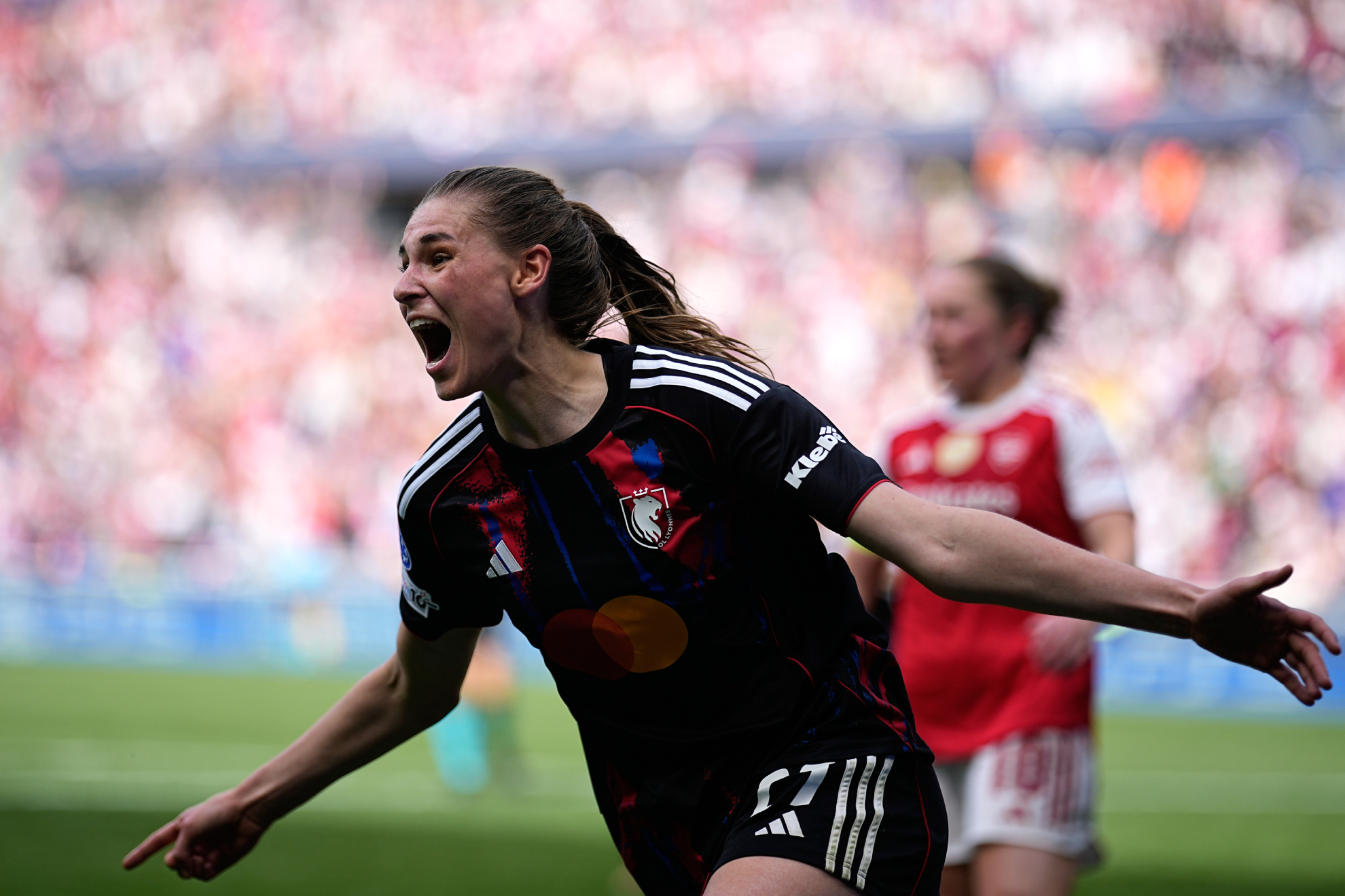 Jule Brand celebra un gol ante el Arsenal en el Groupama Stadium