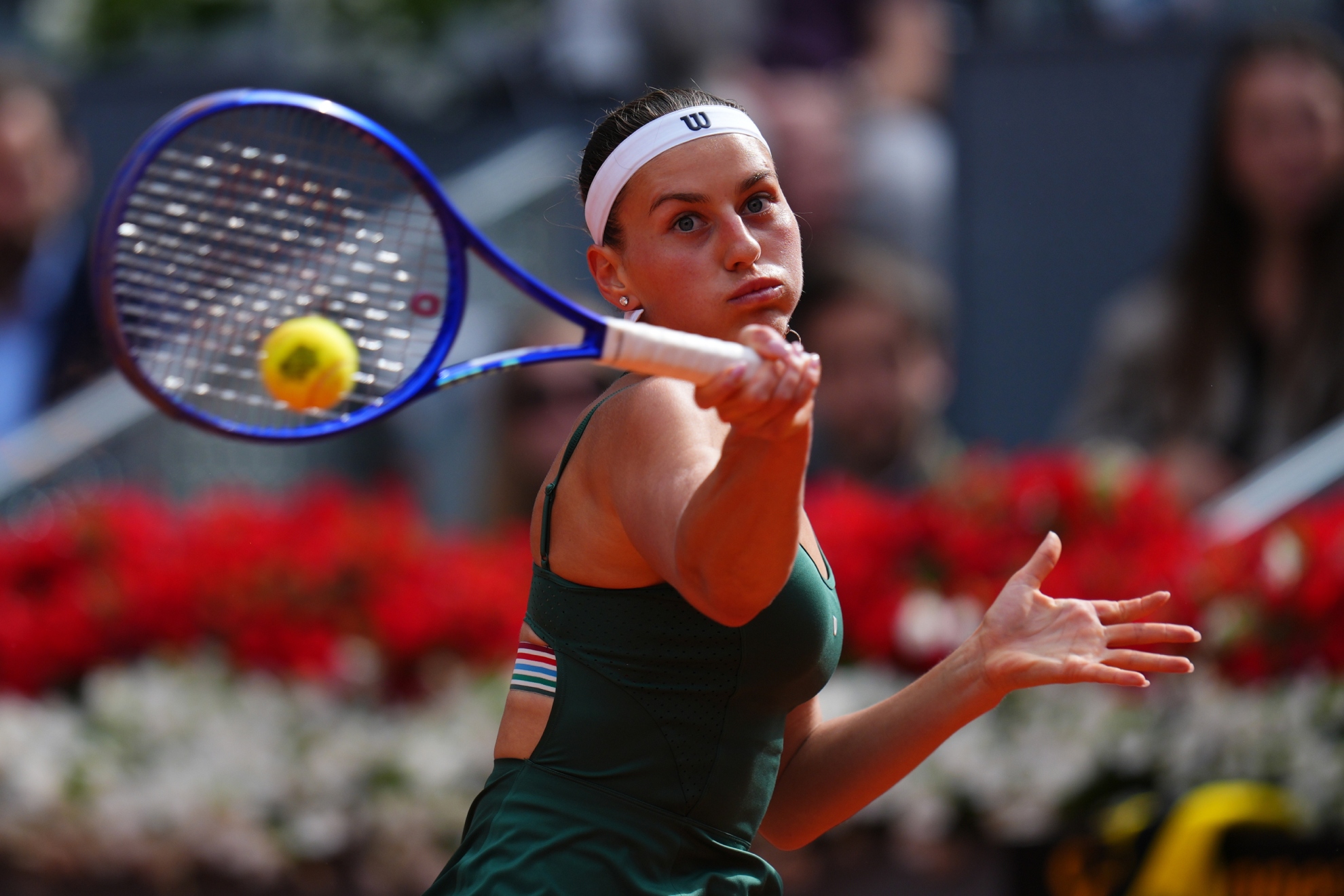 Kostyuk pega de derecha.