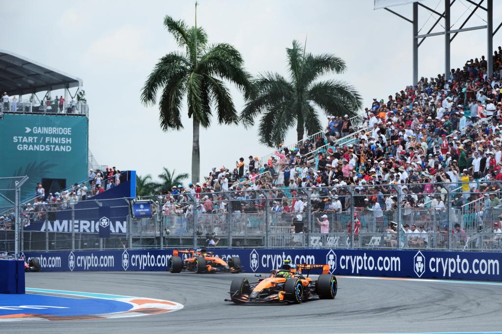 Los McLaren dominan el sprint.