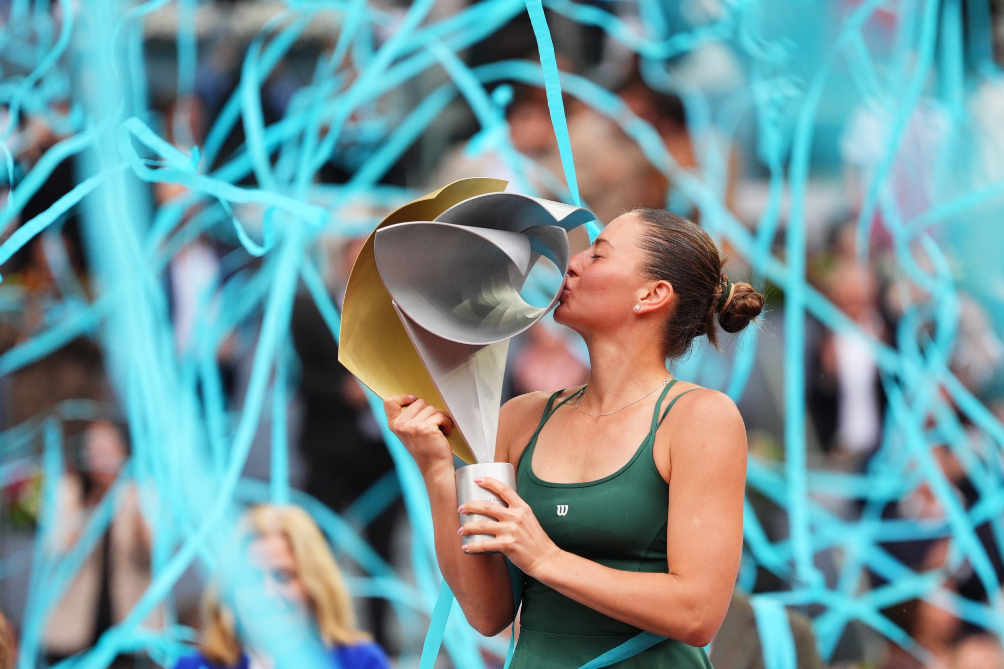 Kostyuk besa el trofeo de Madrid.