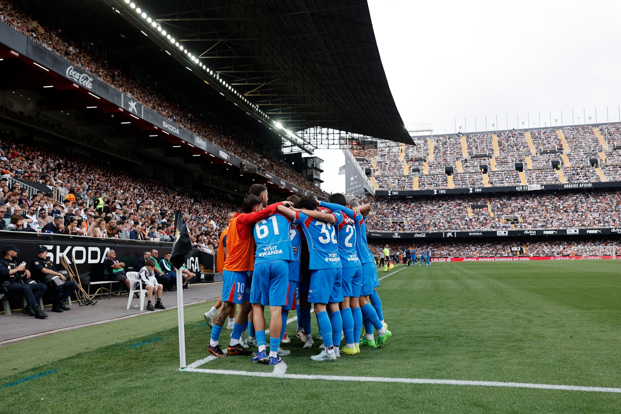 LOS JUGADORES DEL ATLÉTICO CELEBRAN UNO DE LOS GOLES.