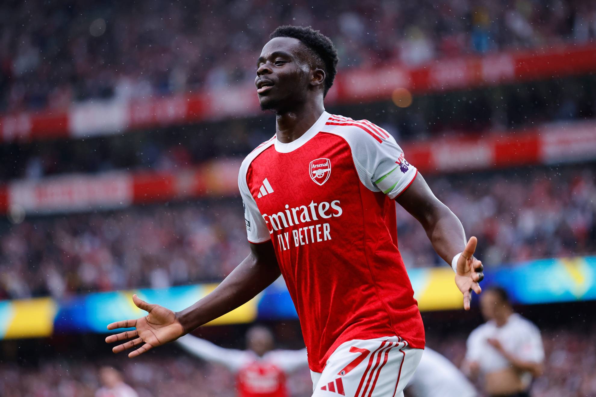 Bukayo Saka celebrando el segundo gol del Arsenal contra el Fulham.