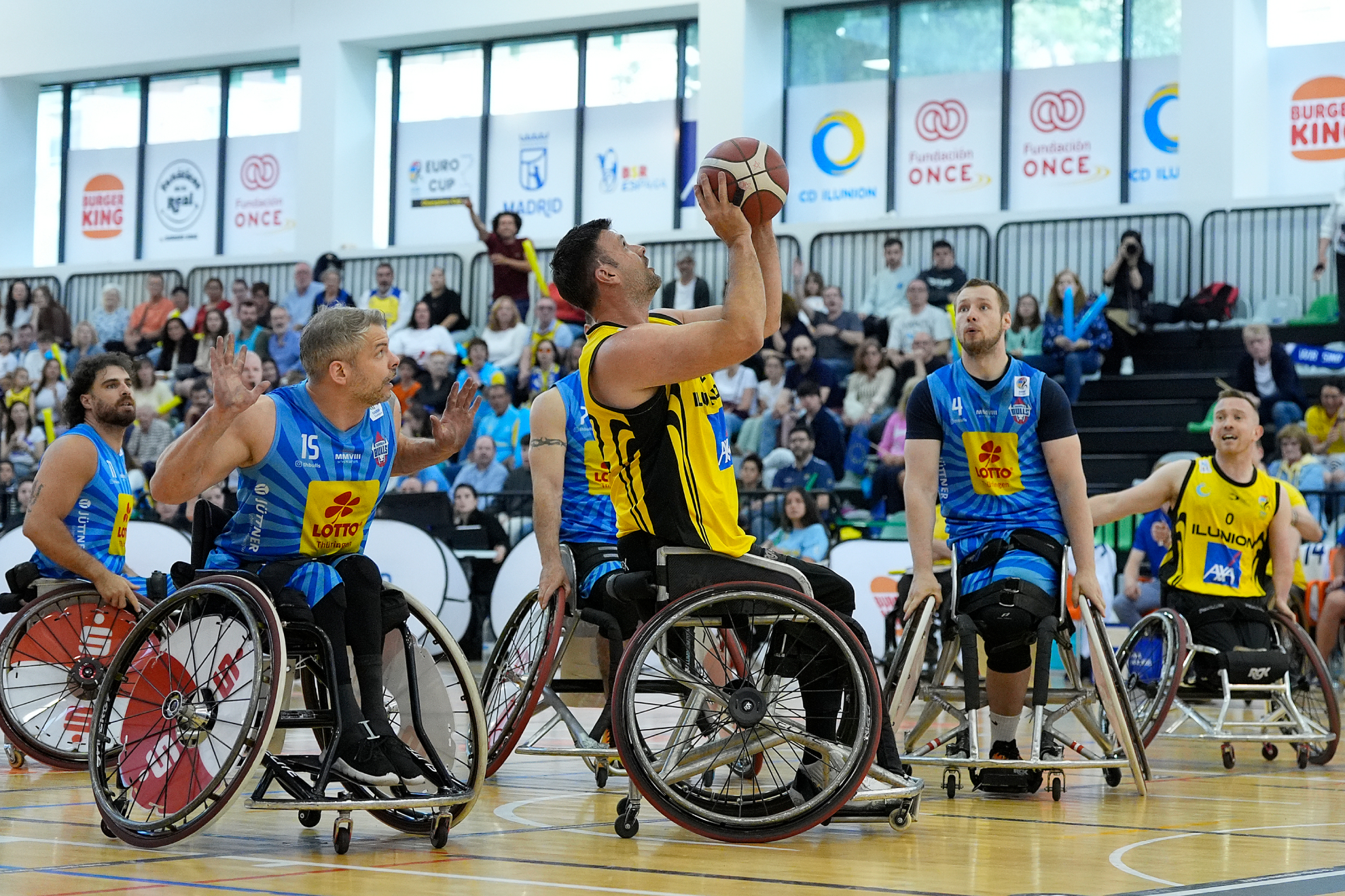 Bill Latham shooting a basket in the Champions League final against Thuringia Bulls.