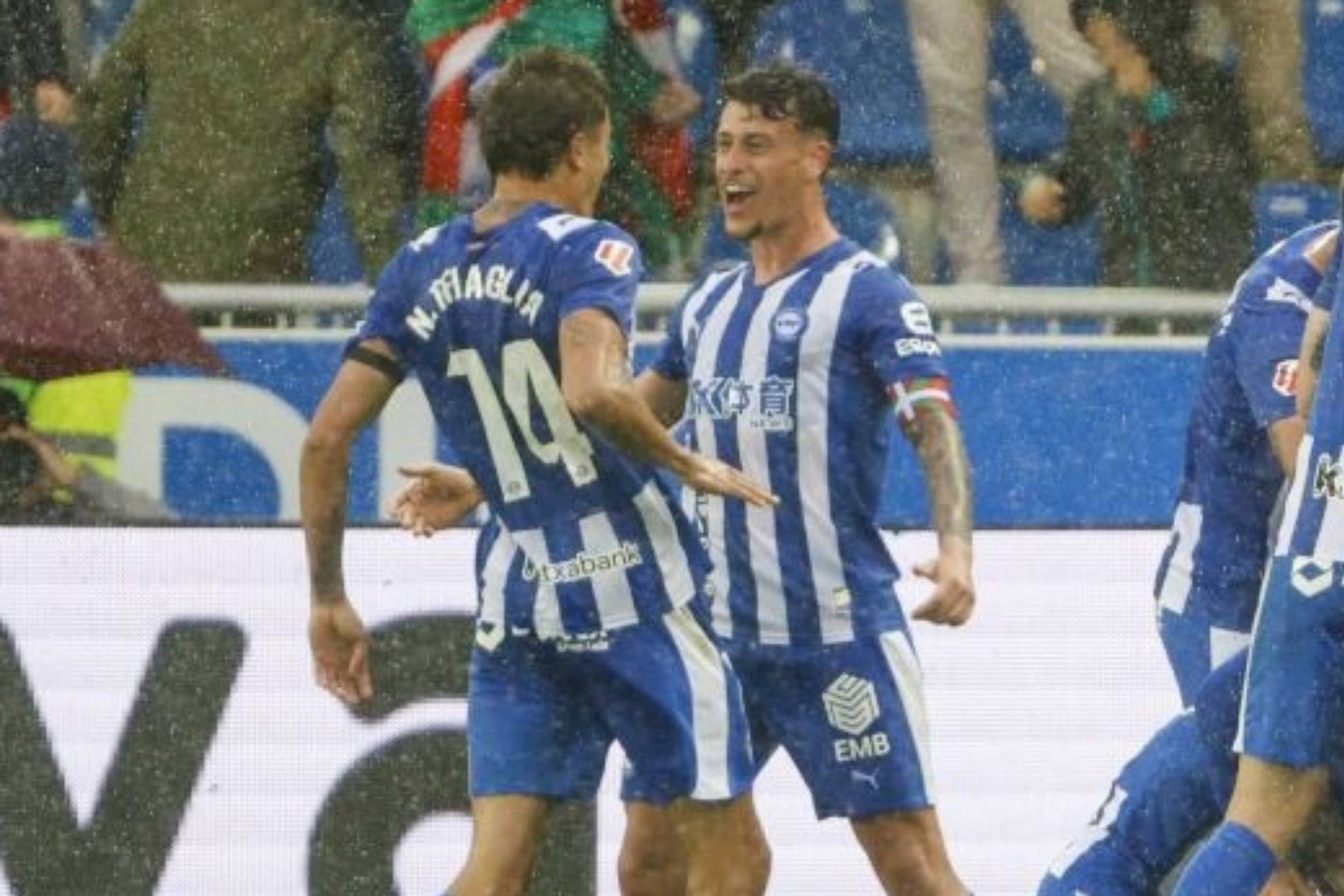 Antonio Blanco y Tenaglia celebran un gol.