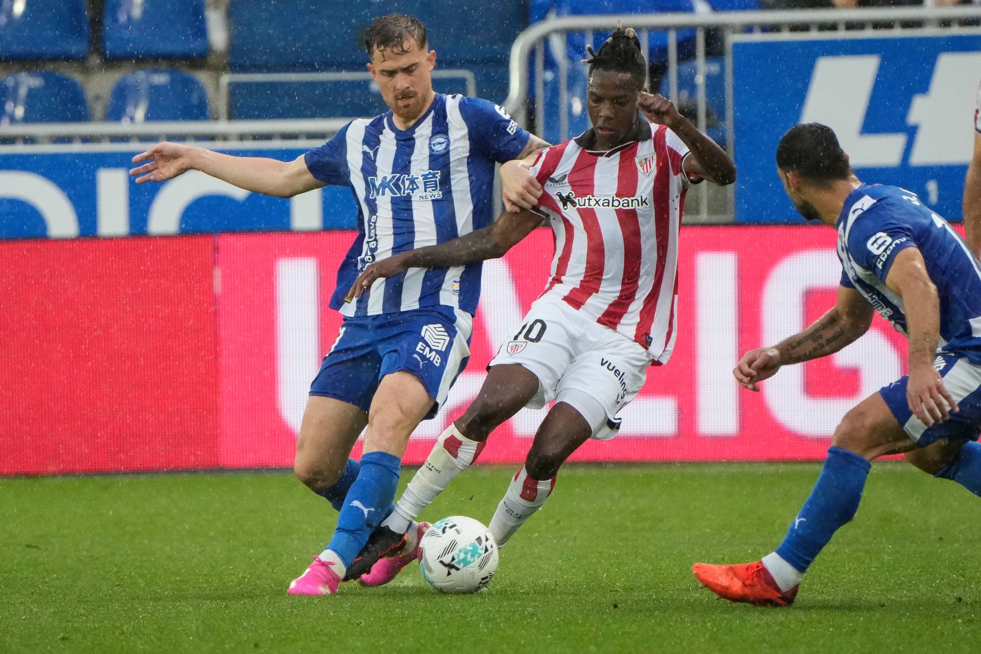 Nico Williams se va de dos jugadores del Alavés.