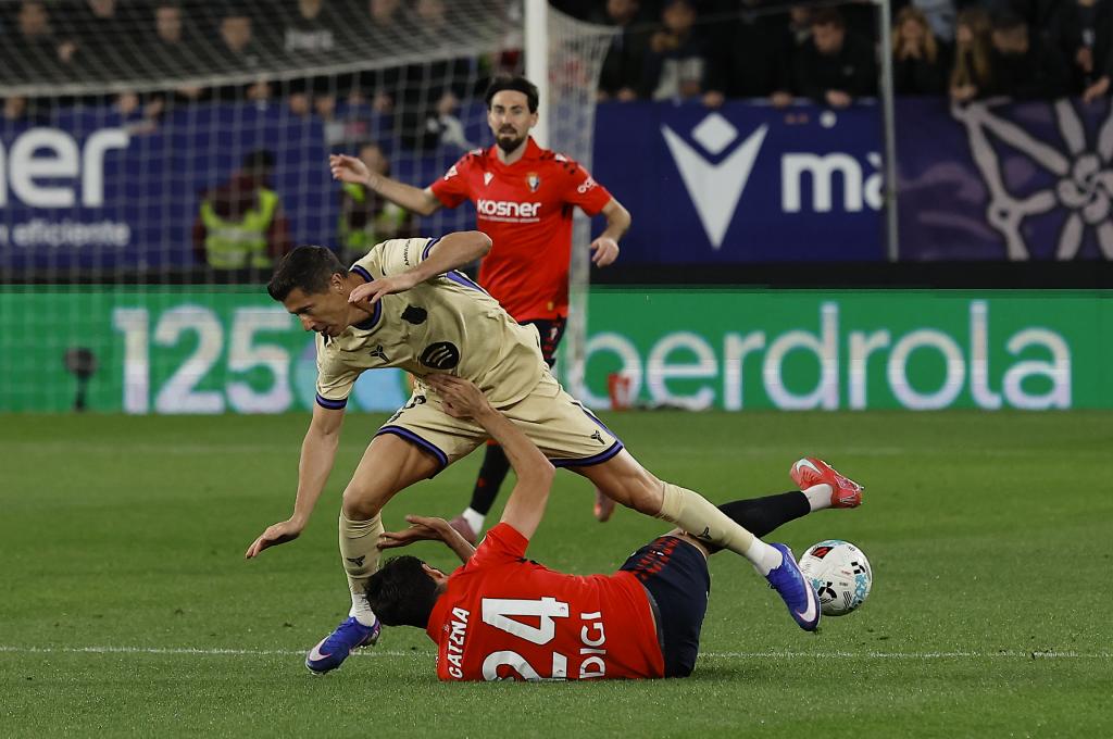 PAMPLONA, 02/05/2026.-El jugador del Barcelona Robert Lewandowski y el jugador de Osasuna Alejandro Catena, durante el partido de la jornada 34 de LaLiga entre el Osasuna y el Barcelona, este sábado en el estadio El Sadar en Pamplona.-EFE/ Villar López