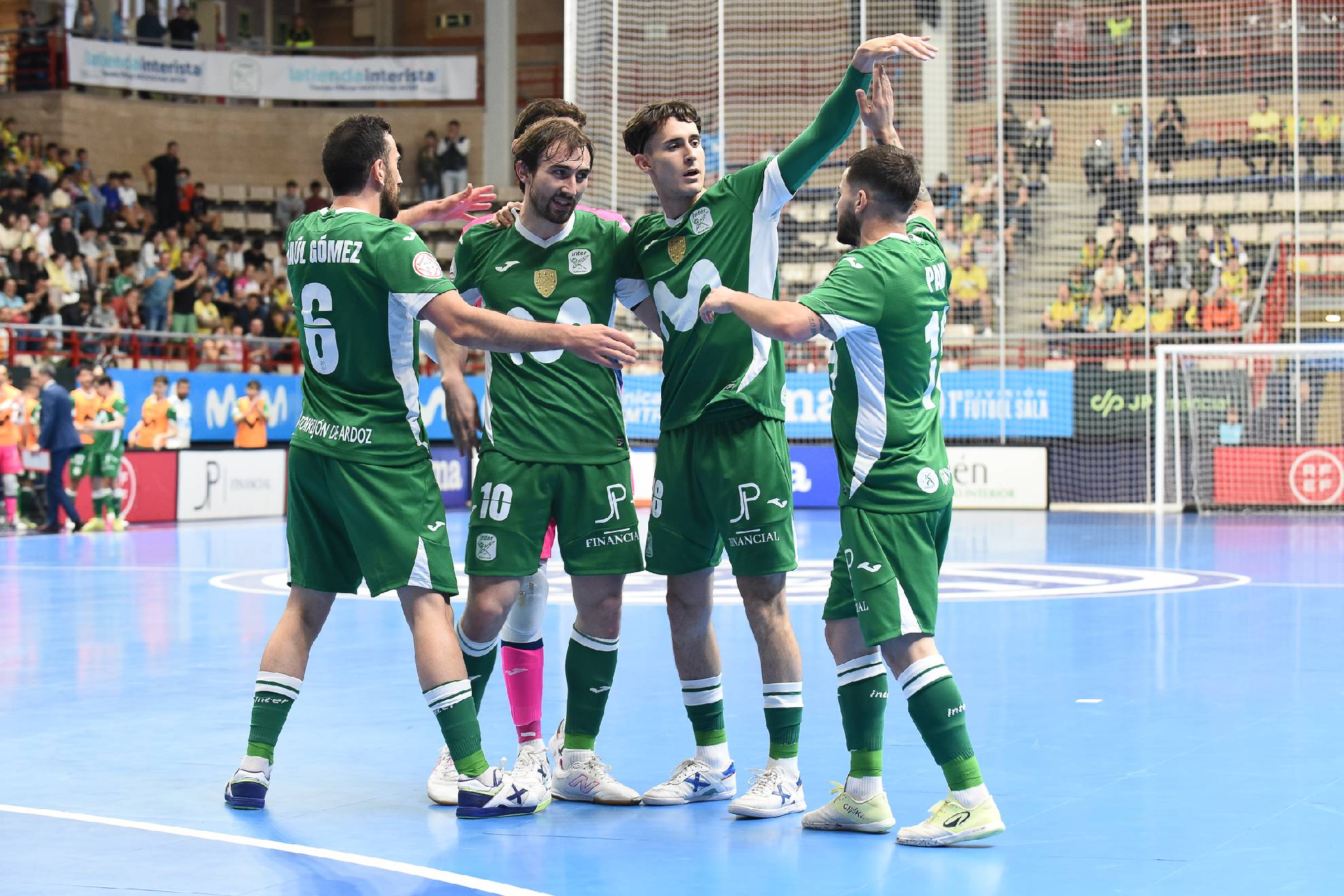 Raúl Gómez, Jesús García, Javi Mínguez, Sergio Barona y Pani celebran un gol