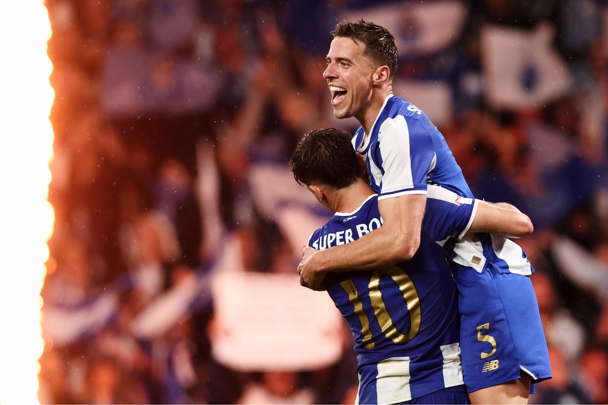 Bednarek celebra el gol de la victoria del Oporto junto a Gabri Veiga