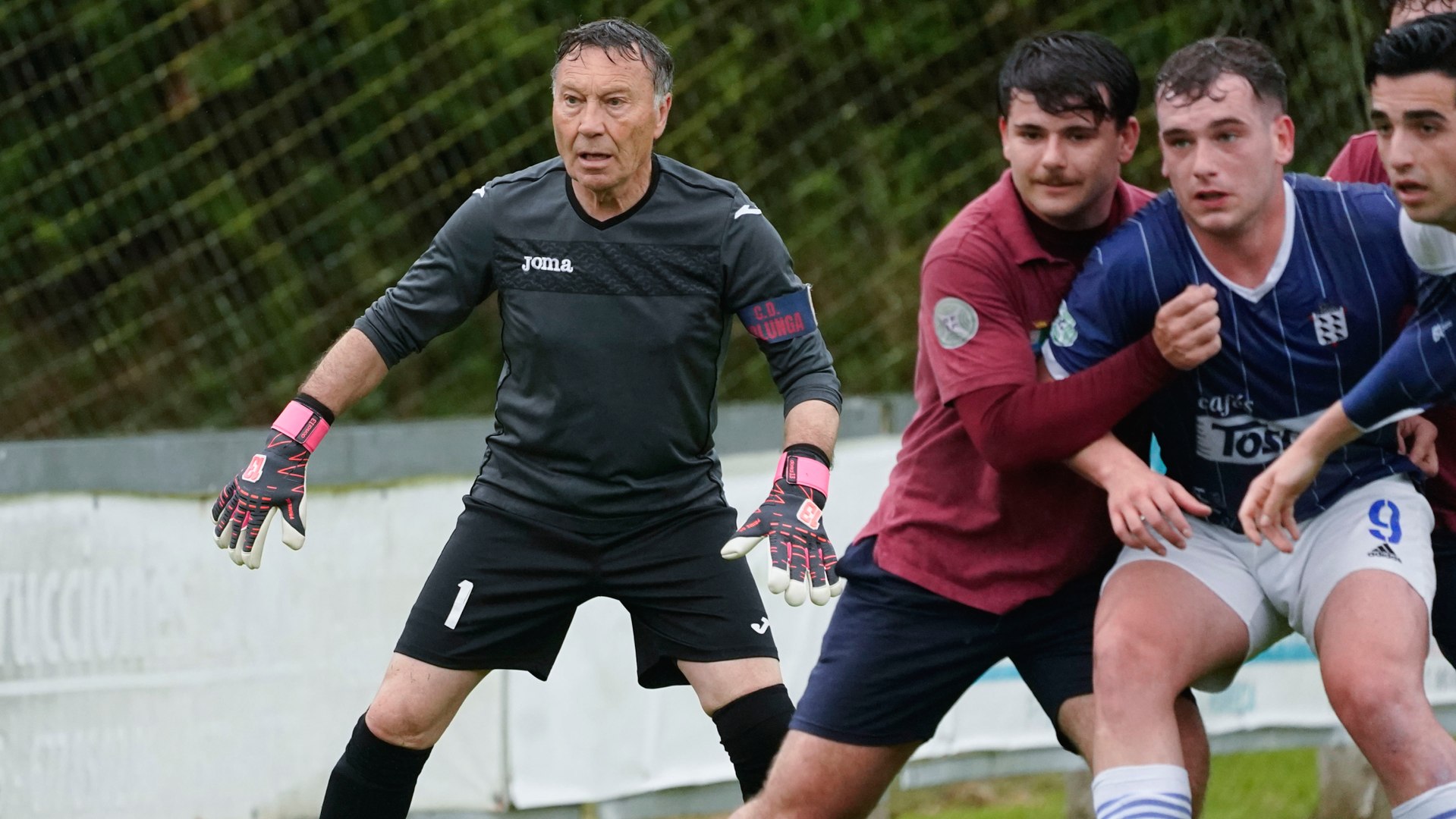 Histórico: Ángel Mateos vuelve a ponerse bajo los palos en un partido oficial con 70 años