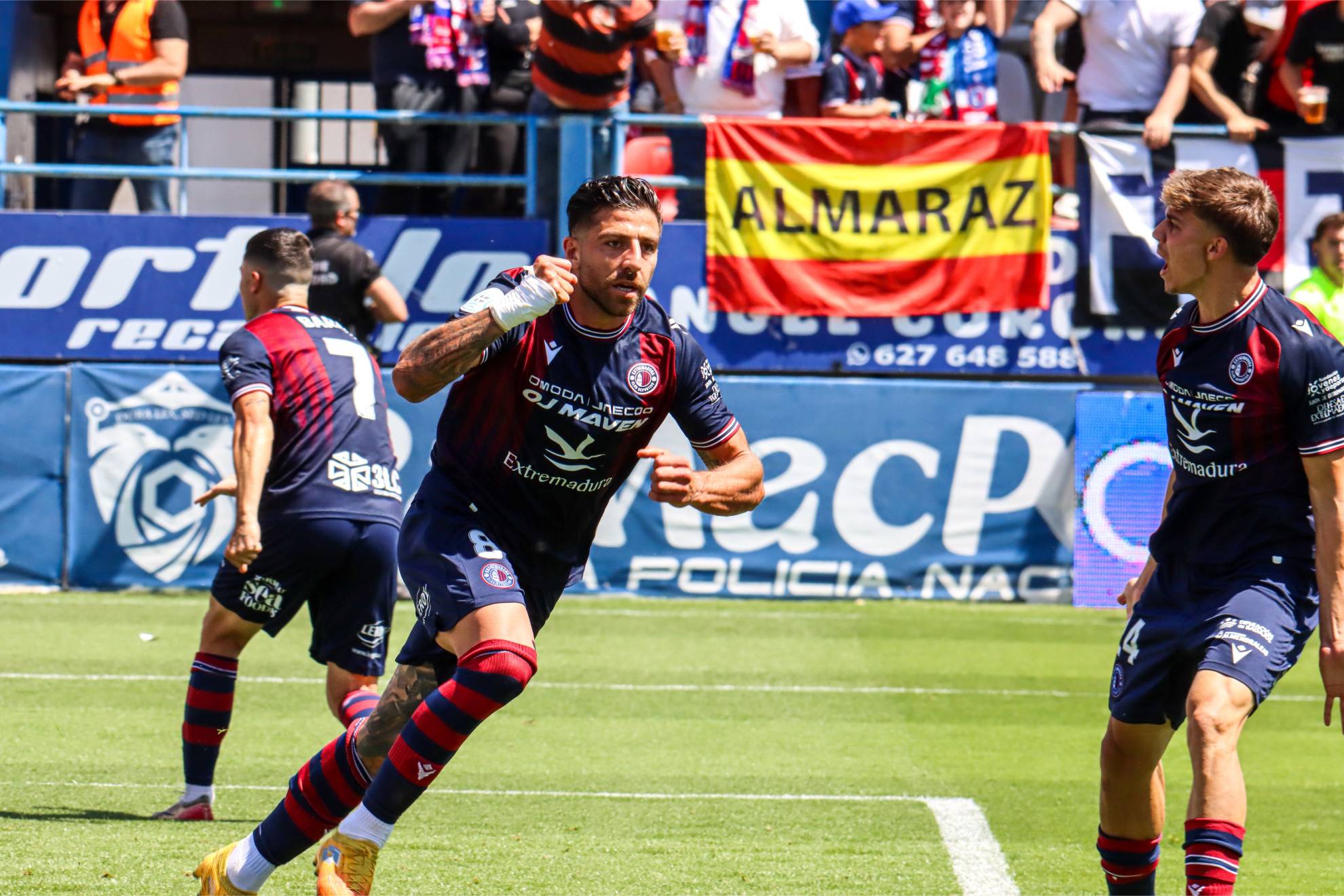Giovanni Zarfino celebrando un gol con el CD Extremadura.