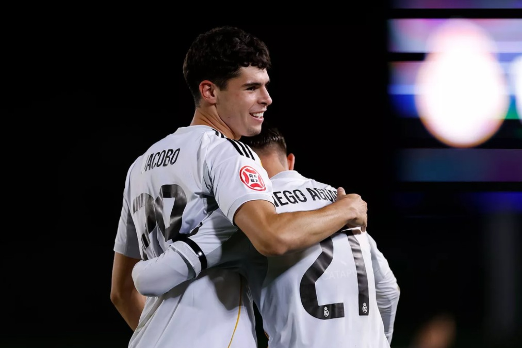 Jacobo Ortega, abrazado por Diego Aguado tras marcar el gol del triunfo del Castilla ante Unionistas.