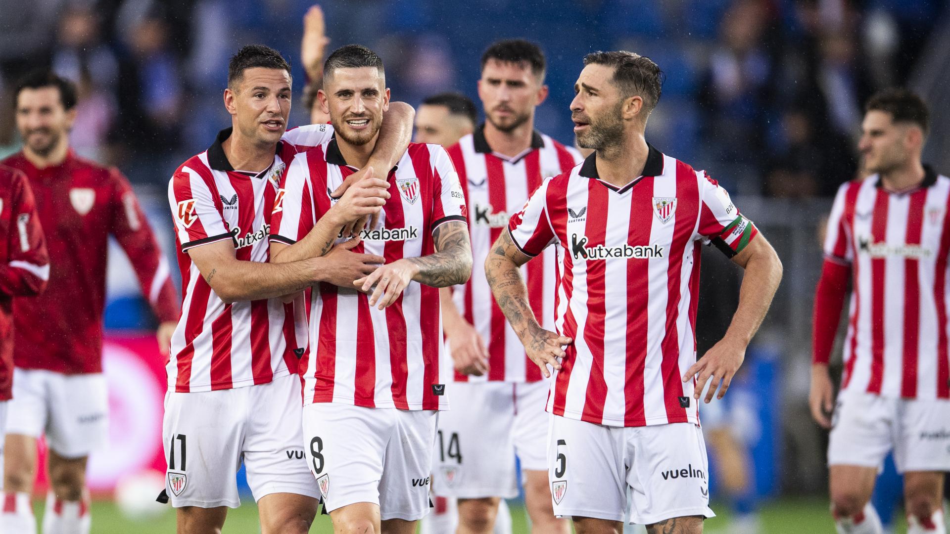 Los jugadores del Athletic se felicitan tras el triunfo de Mendizorroza.