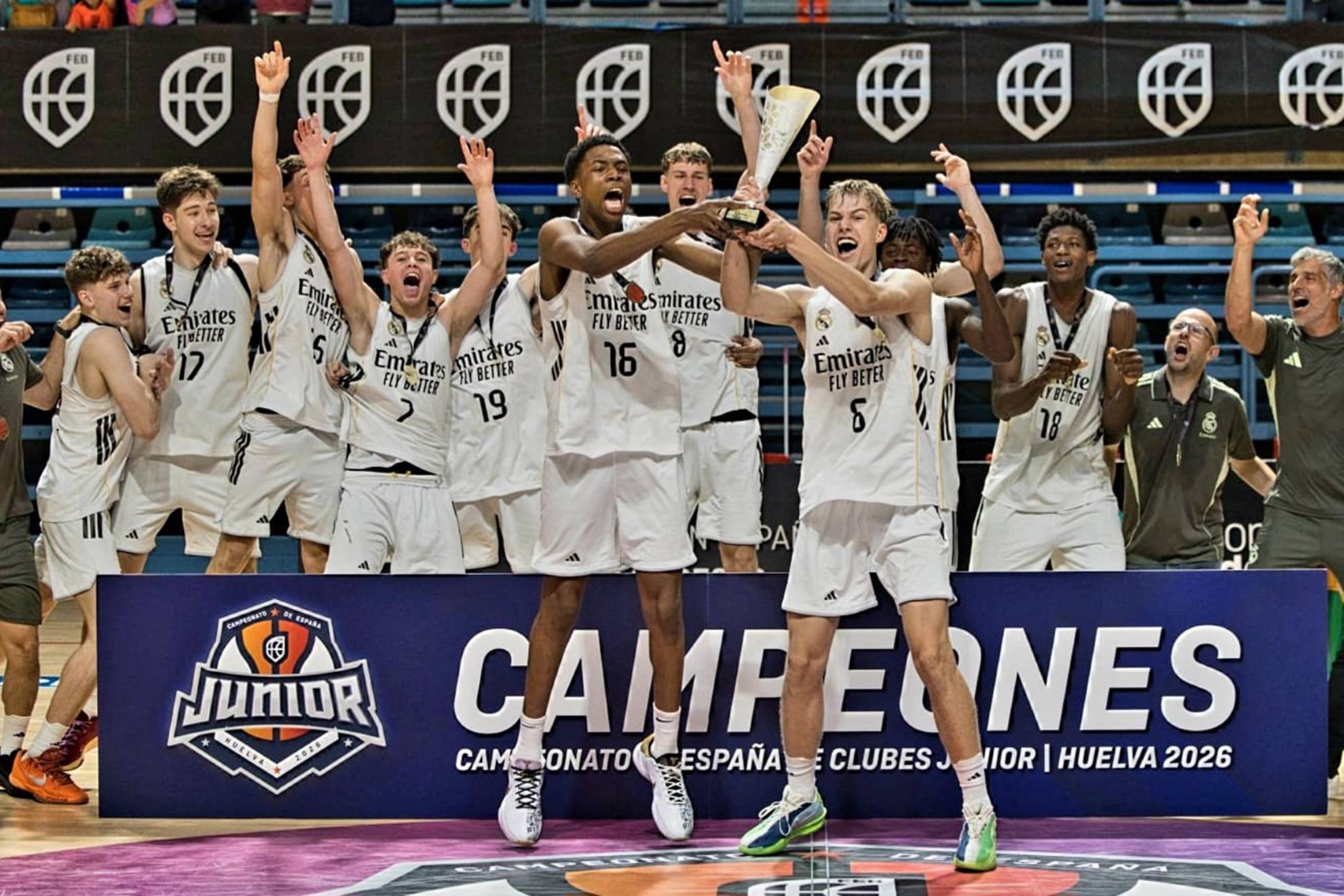 Los júniors del Real Madrid celebran el título en el Campeonato de España.