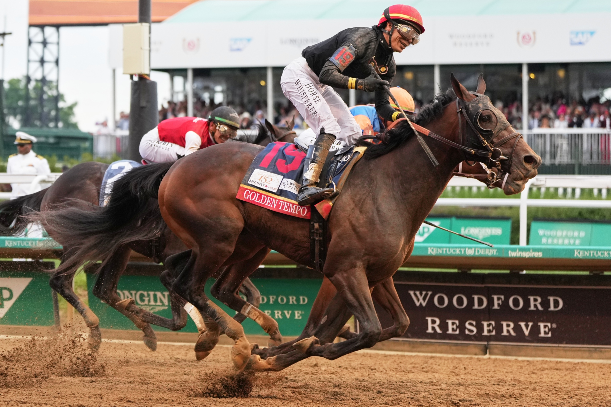 Golden Tempo entra primero en la línea de meta en Churchill Downs.