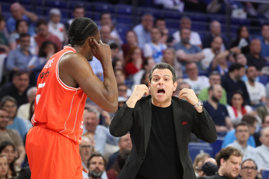 Dimitris Itoudis, coach of Hapoel Tel Aviv, gives instructions during one of the matches against Real Madrid.