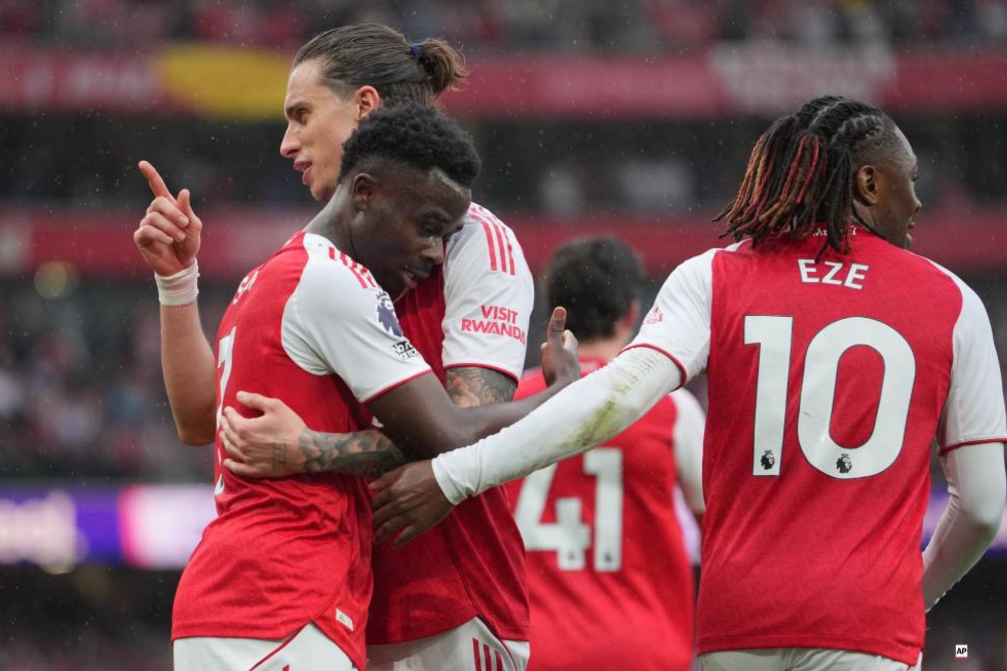Saka celebra un gol junto a Calafiori y Eze