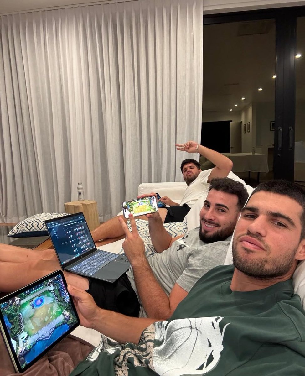 Carlos Alcaraz, jugando al TFT con amigos durante sus vacaciones Instagram Carlos Alcaraz