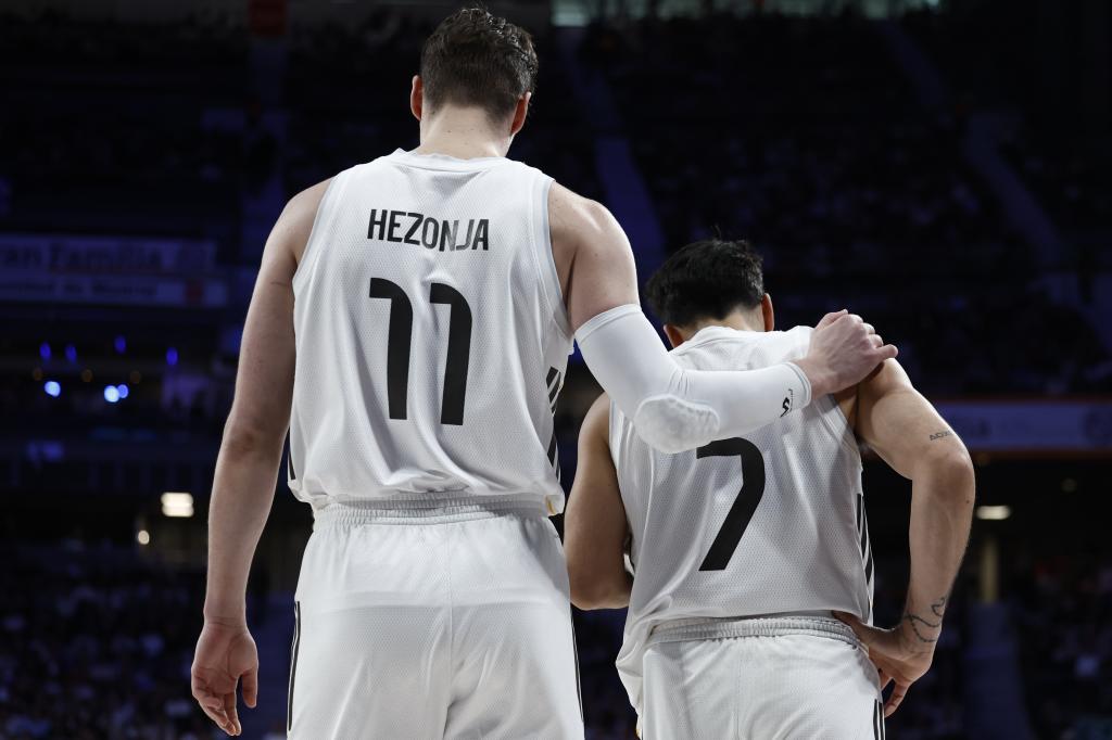 MADRID (ESPAÑA), 04/01/2026.- Los jugadores del Real Madrid, Mario Hezonja (i) y Facundo Campazzo (d) tras la derrota del equipo ante el Barça durante el partido de la ACB disputado este domingo en el Movistar Arena de Madrid. EFE/ Daniel Gonzalez