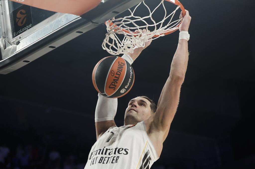 MADRID, 02/10/2025.- El alero croata del Real Madrid Mario Hezonja machaca la canasta durante el partido de EuroLiga que Real Madrid y Olympiacos disputan este jueves en el Movistar Arena, en Madrid. EFE/Sergio Pérez