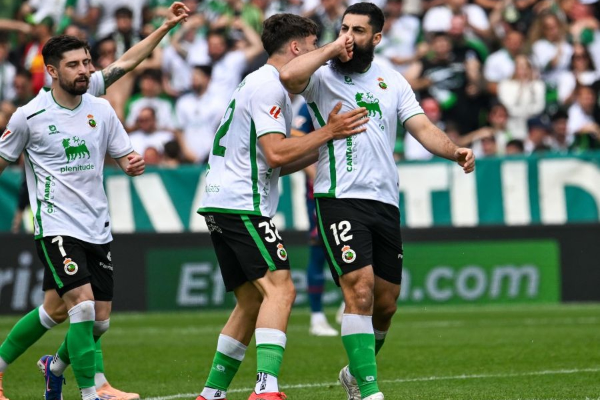 Asier Villalibre celebra el gol que le marcó al Huesca.