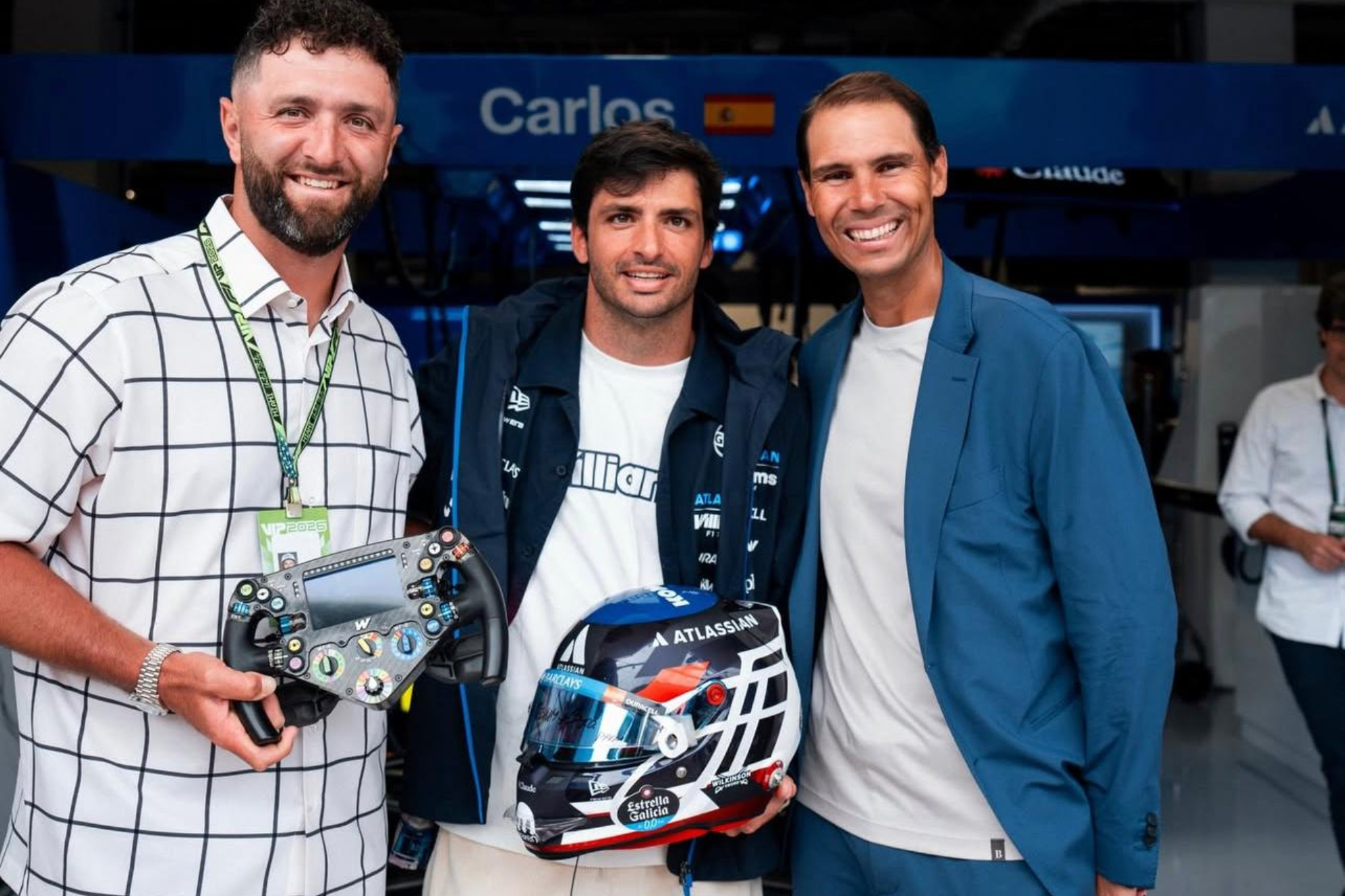 Rahm y Nadal posan con Sainz en el box de Williams.