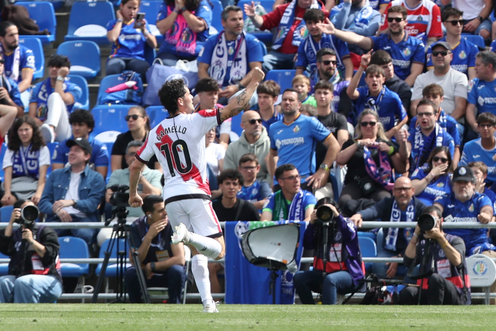 Camello celebra el 0-1 antes del descanso.