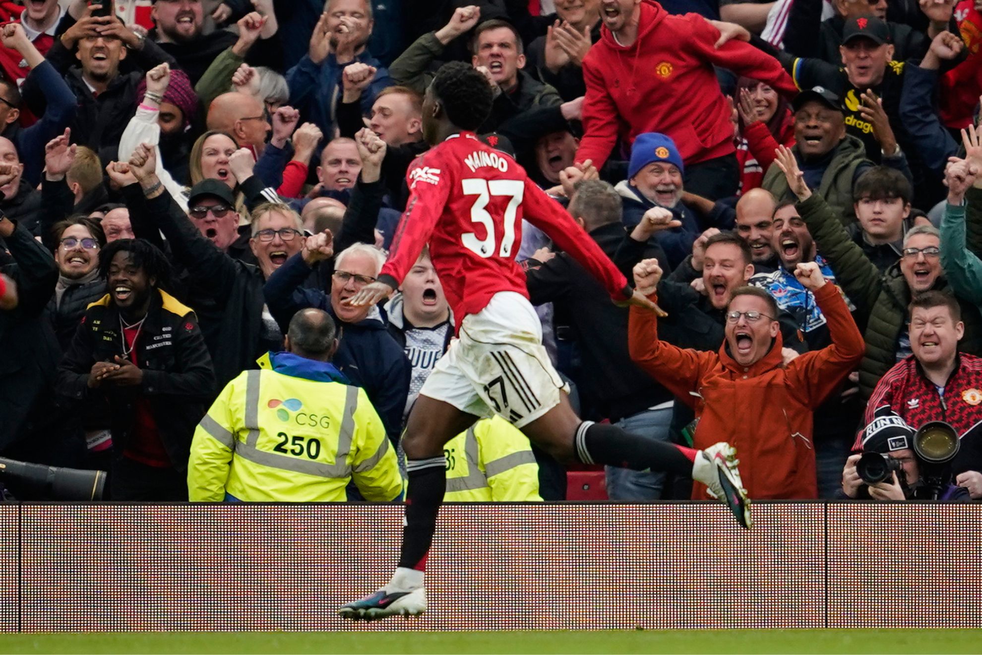 Mainoo celebra su gol contra el Liverpool