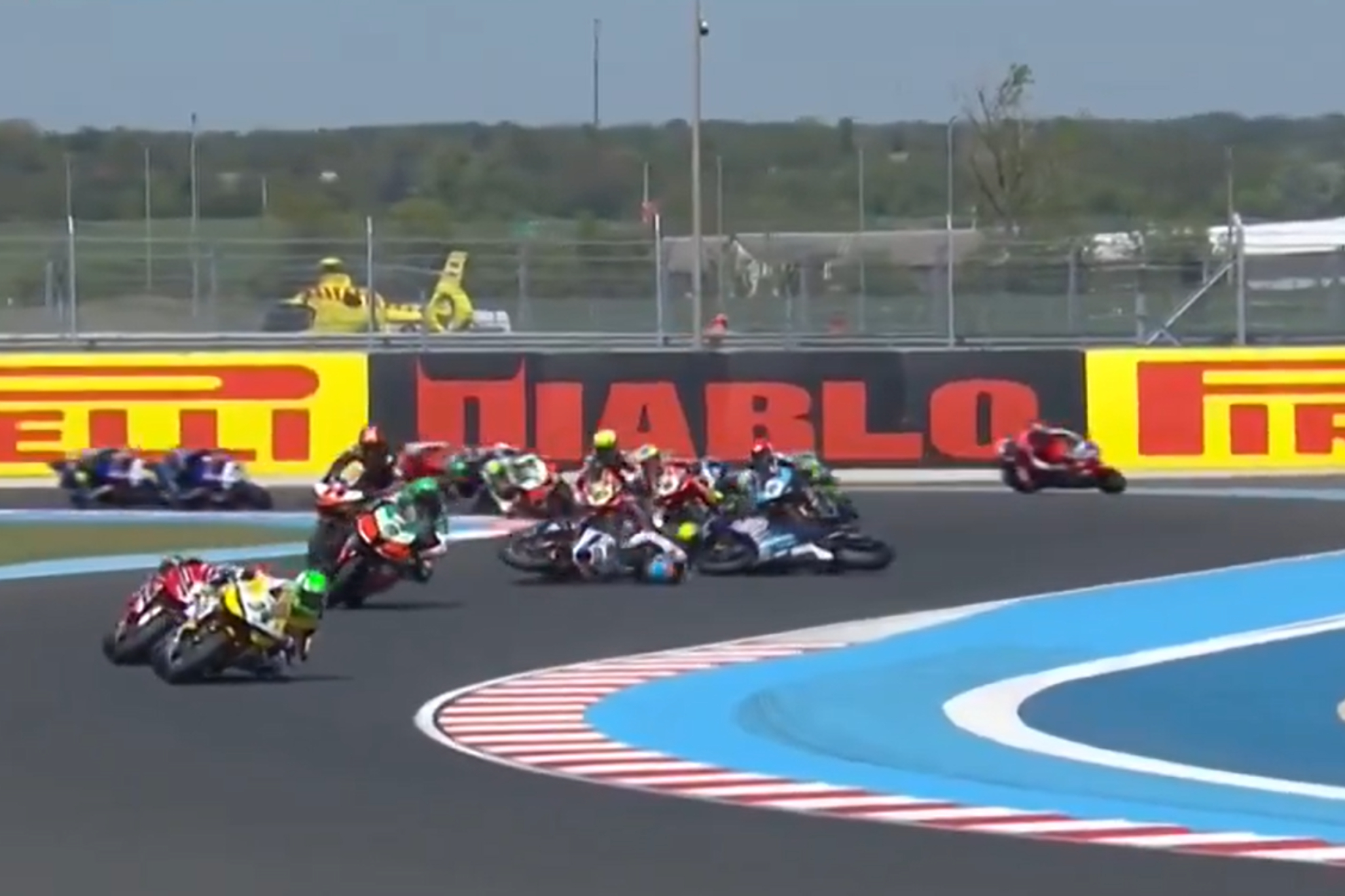 Oliveira cae en el inicio de la SuperPole Race.