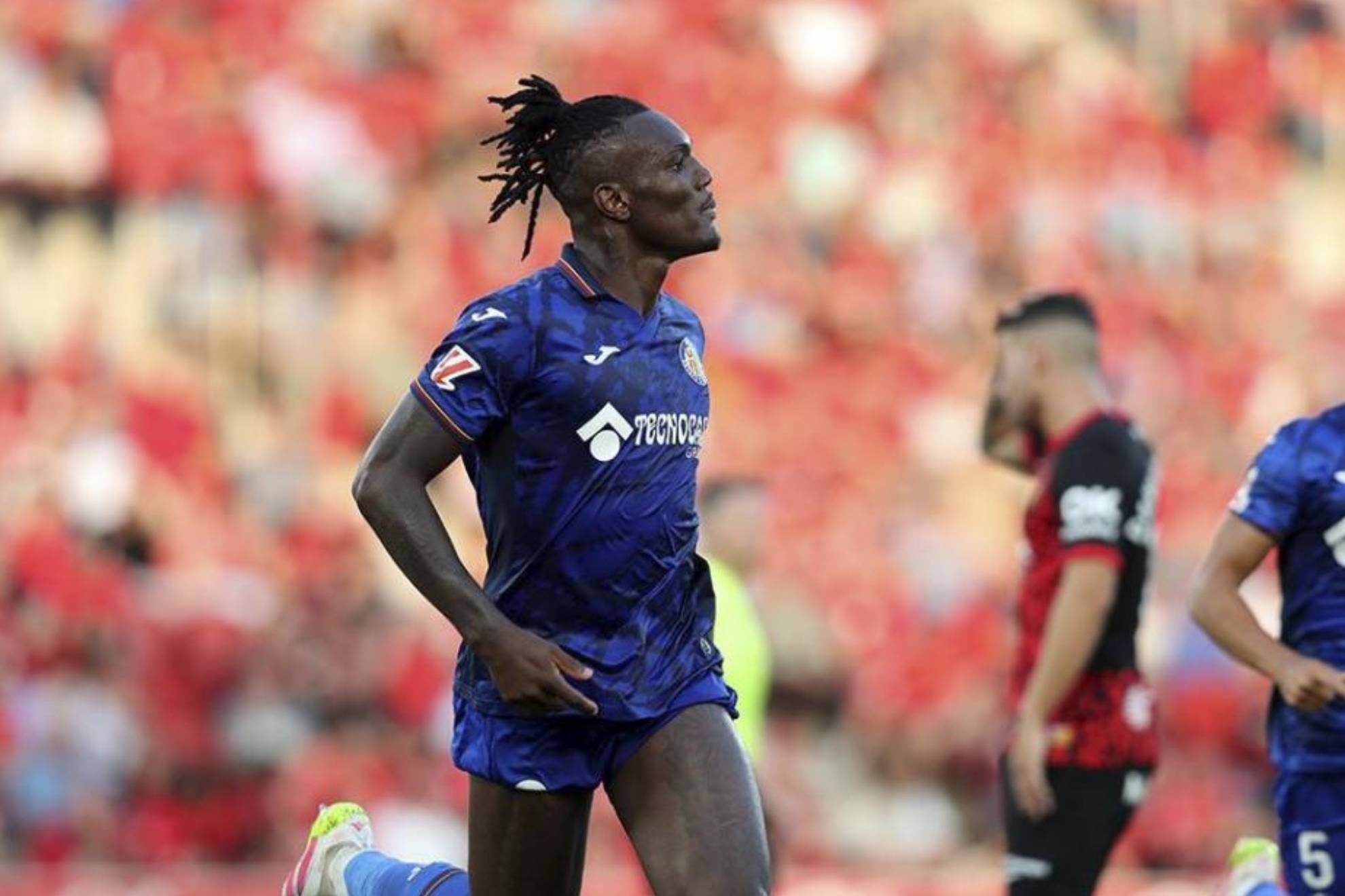 Christantus Uche celebra un gol con la camiseta del Getafe.