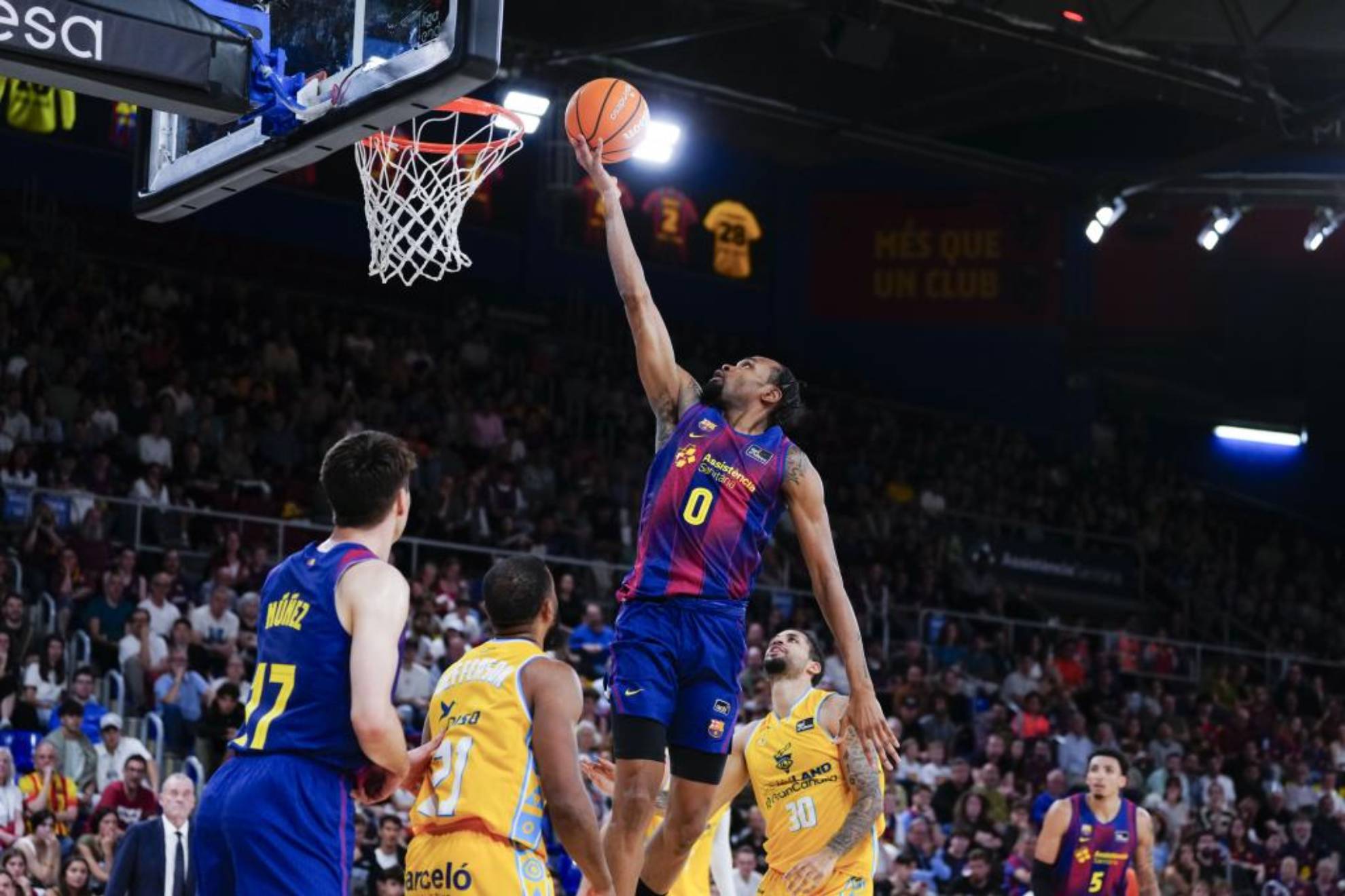 Kevin Punter se dispone a anotar una bandeja sin oposición en el Barça-Granca.