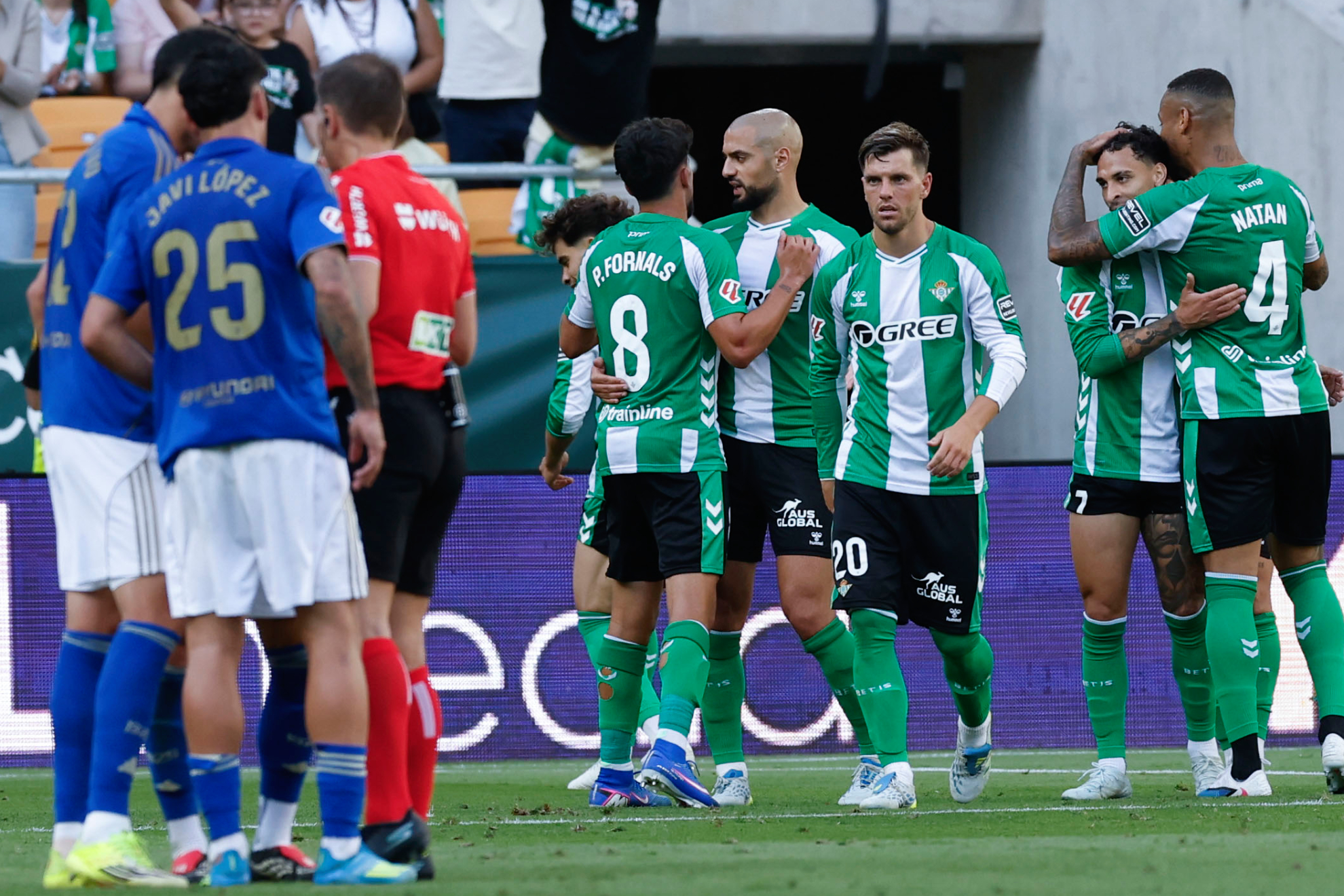 Los jugadores del Betis celebran uno de sus goles al Oviedo