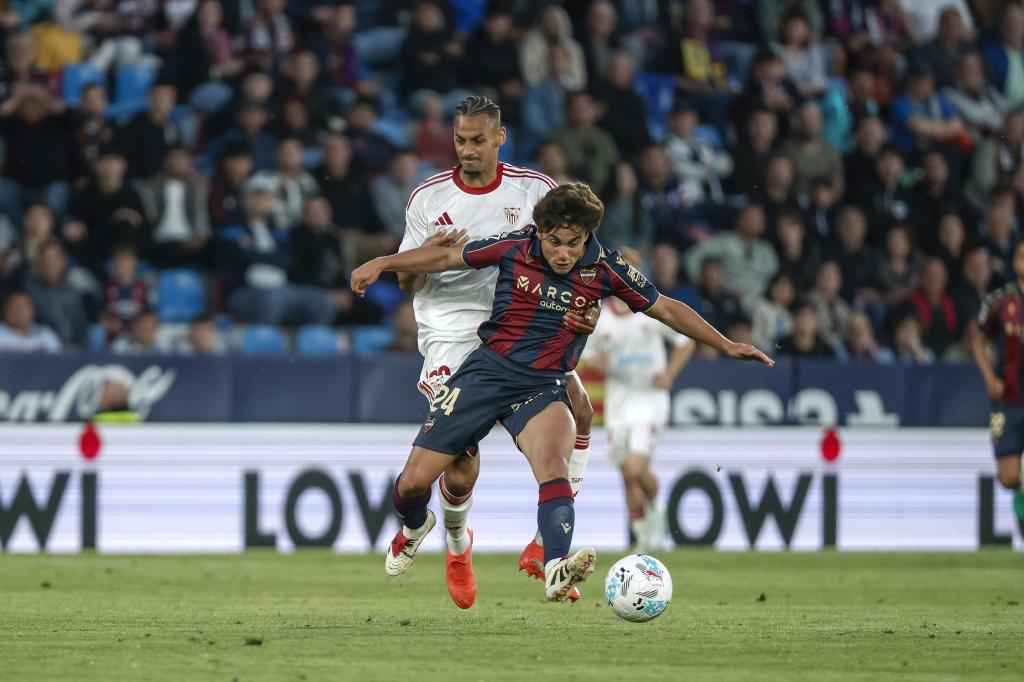El centrocampista suizo del Sevilla FC Djibril Sow (i) lucha con Carlos Álvarez, del Levante.
