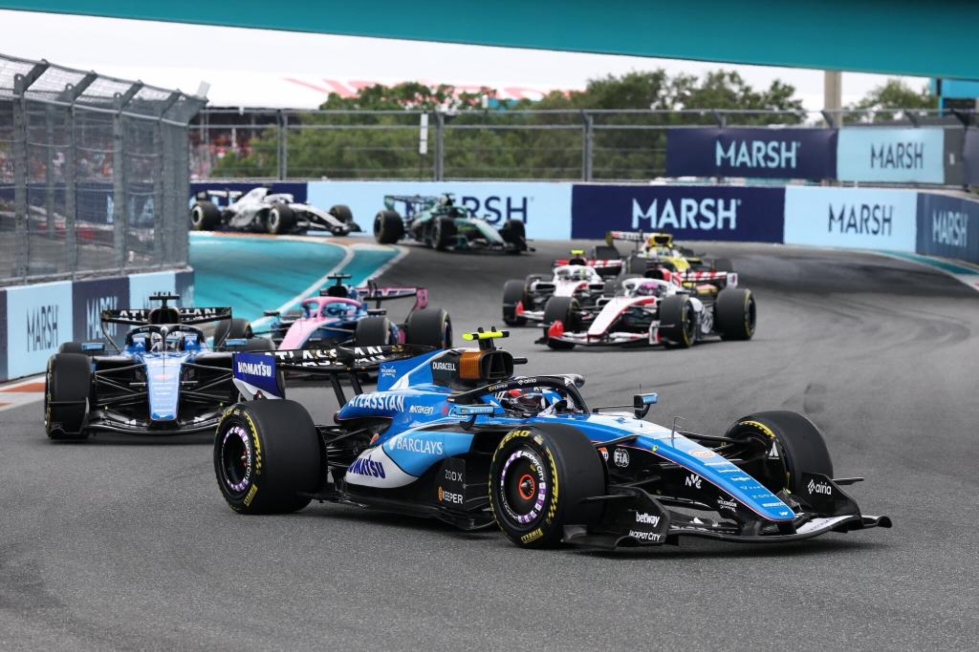 Sainz se defiende ante varios rivales.
