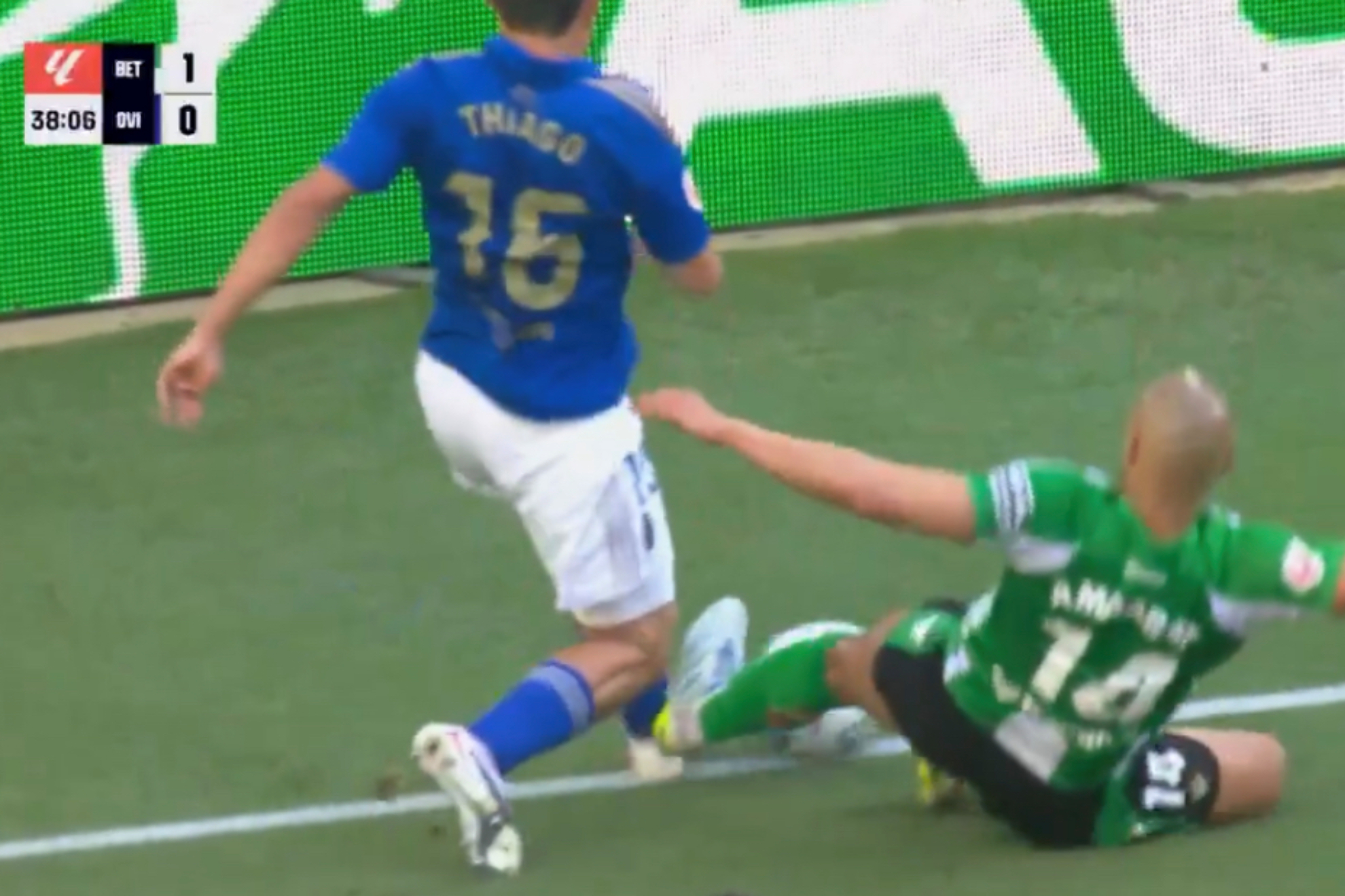 Posible penalti de Amrabat a Thiago