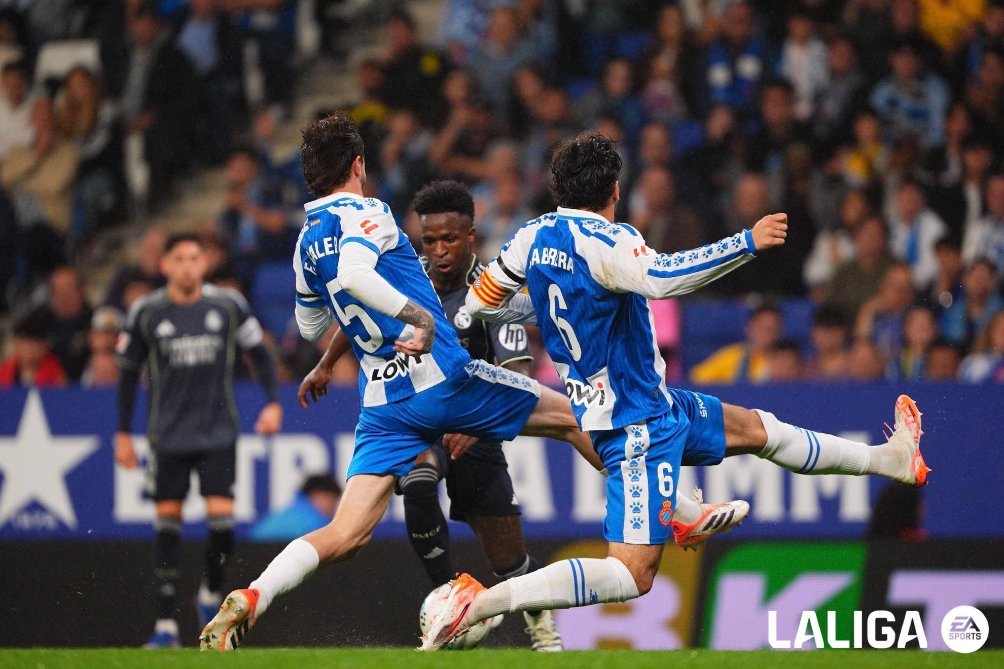 Vinicius mantiene vivo al Real Madrid con un doblete que aplaza el alirón del Barcelona — image 1