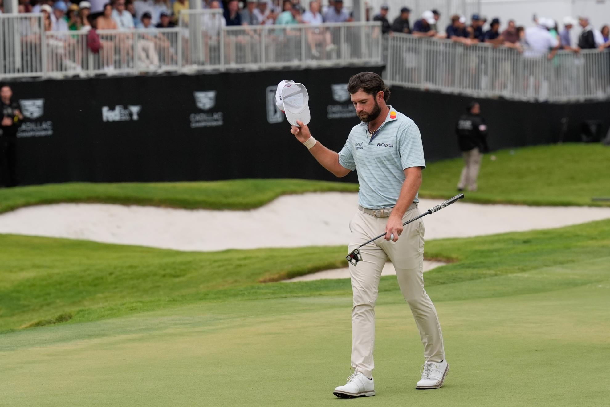 Cameron Young celebra su victoria en el el Cadillac Championship.