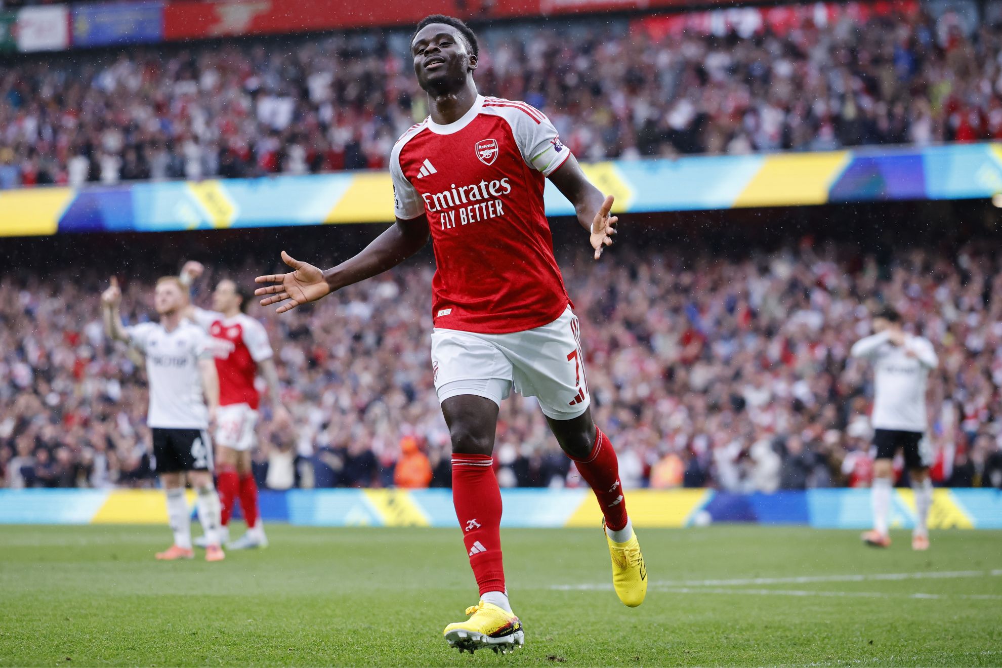 Bukayo Saka festeja su tanto ante el Fulham