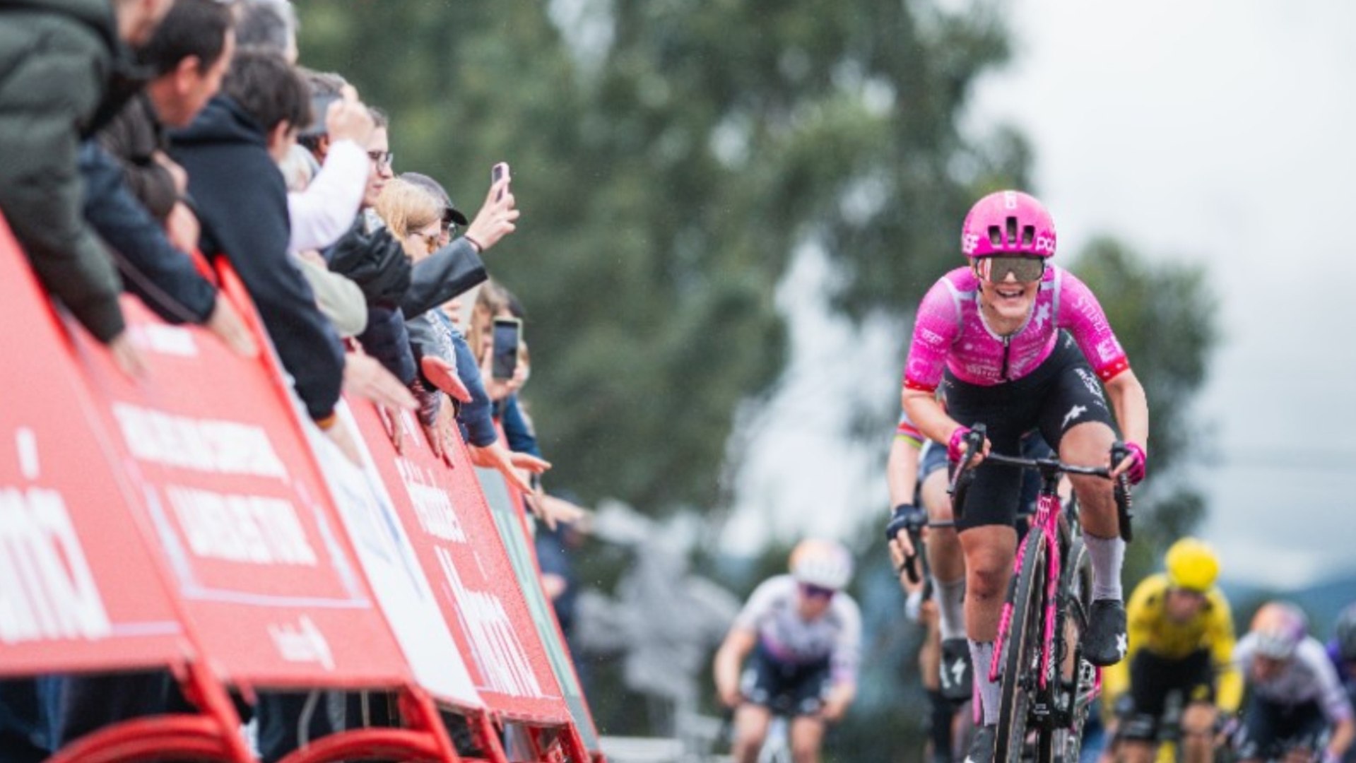 La corredora suiza del EF Education-Oatly se impuso este domingo en la primera etapa de La Vuelta Femenina 26 by Carrefour.es disputada entre Marín y Salvaterra de Miño, después de 113,9 kilómetros ondulados y marcados por la lluvia en tierras pontevedresas.