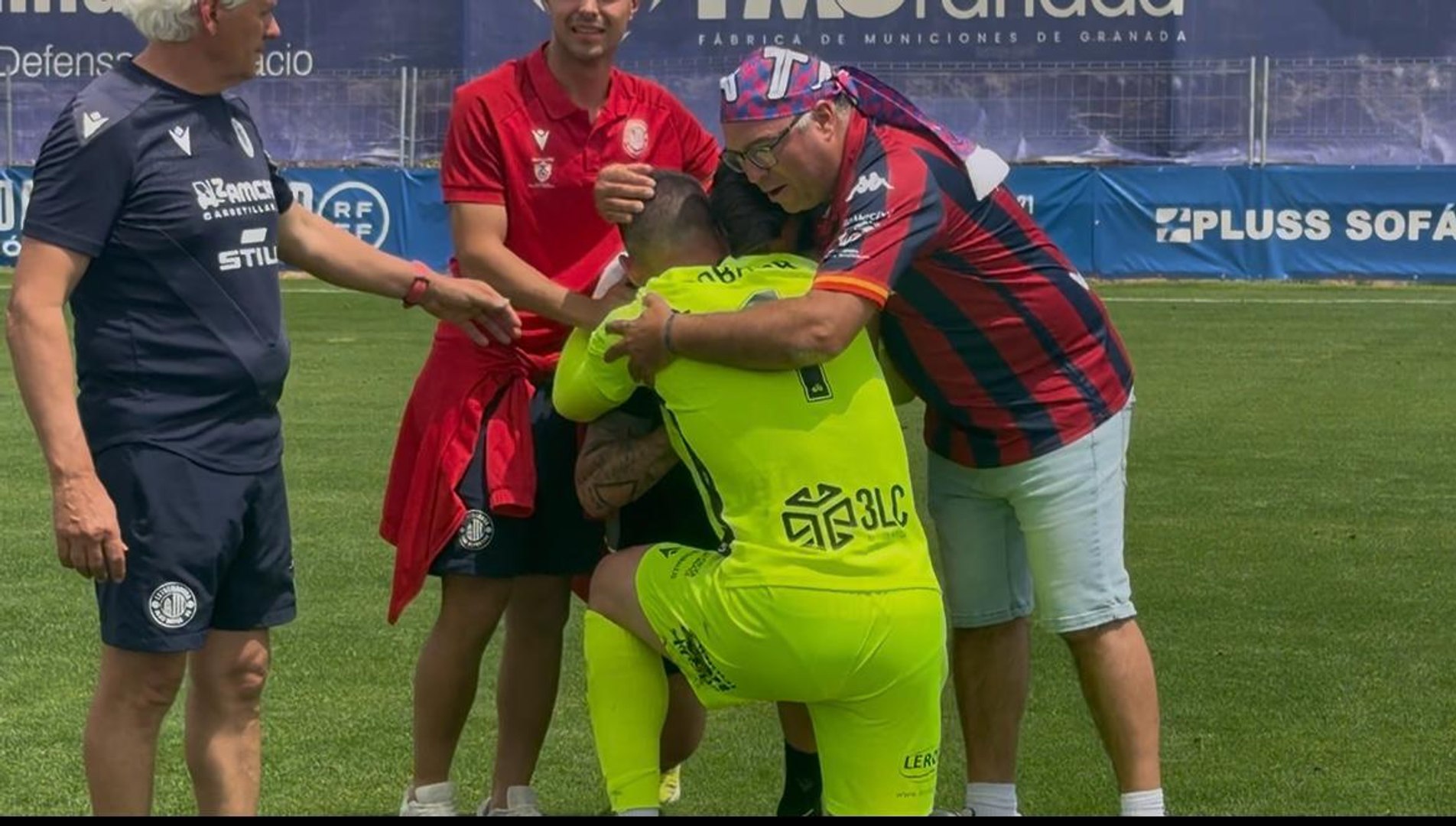 Giovanni Zarfino celebrando un gol con el CD Extremadura.