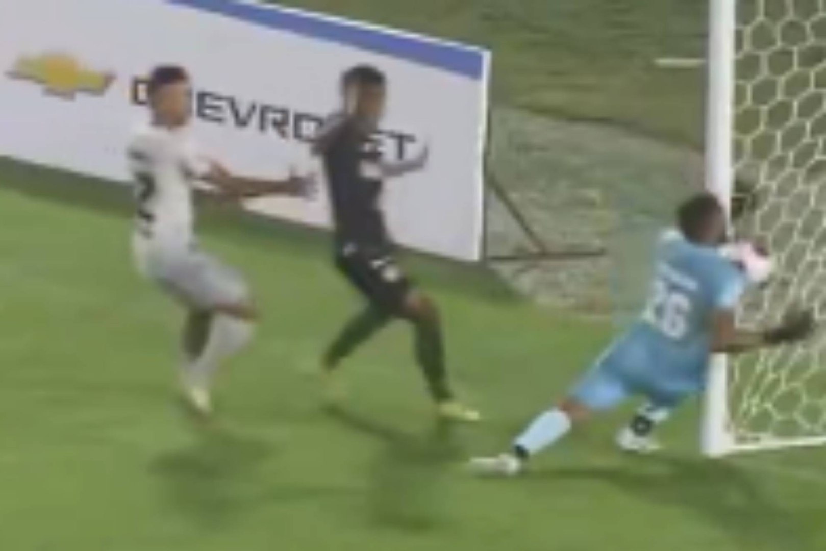 El futbolista Gustavo Herrera acusó a su compañero y portero internacional José Calderón, que introdujo el balón en  su propia portería en el minuto 90, de amañar el Alianza FC 3-2 Sporting San Miguelito de la Liga Panameña.
