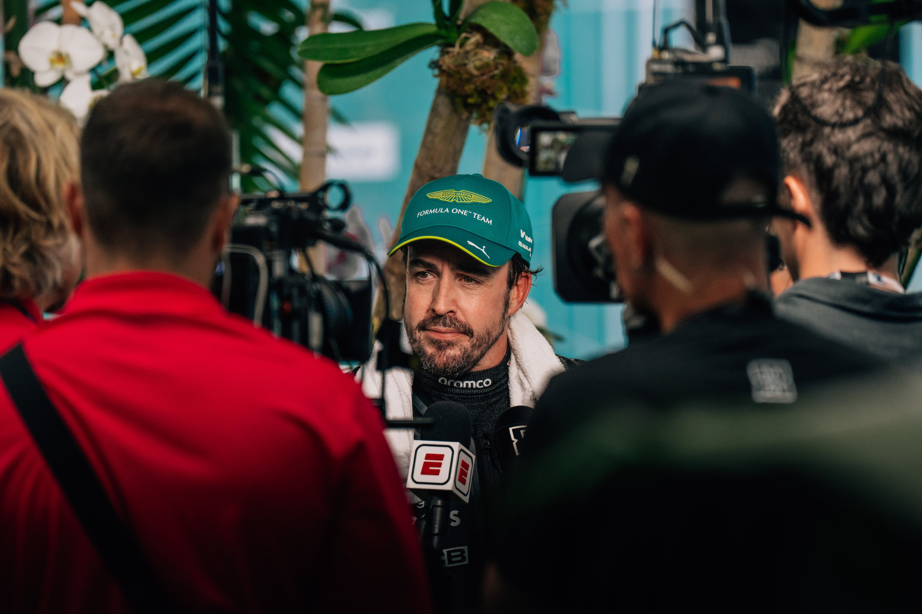Alonso, con las televisiones, tras el GP de Miami 2026.
