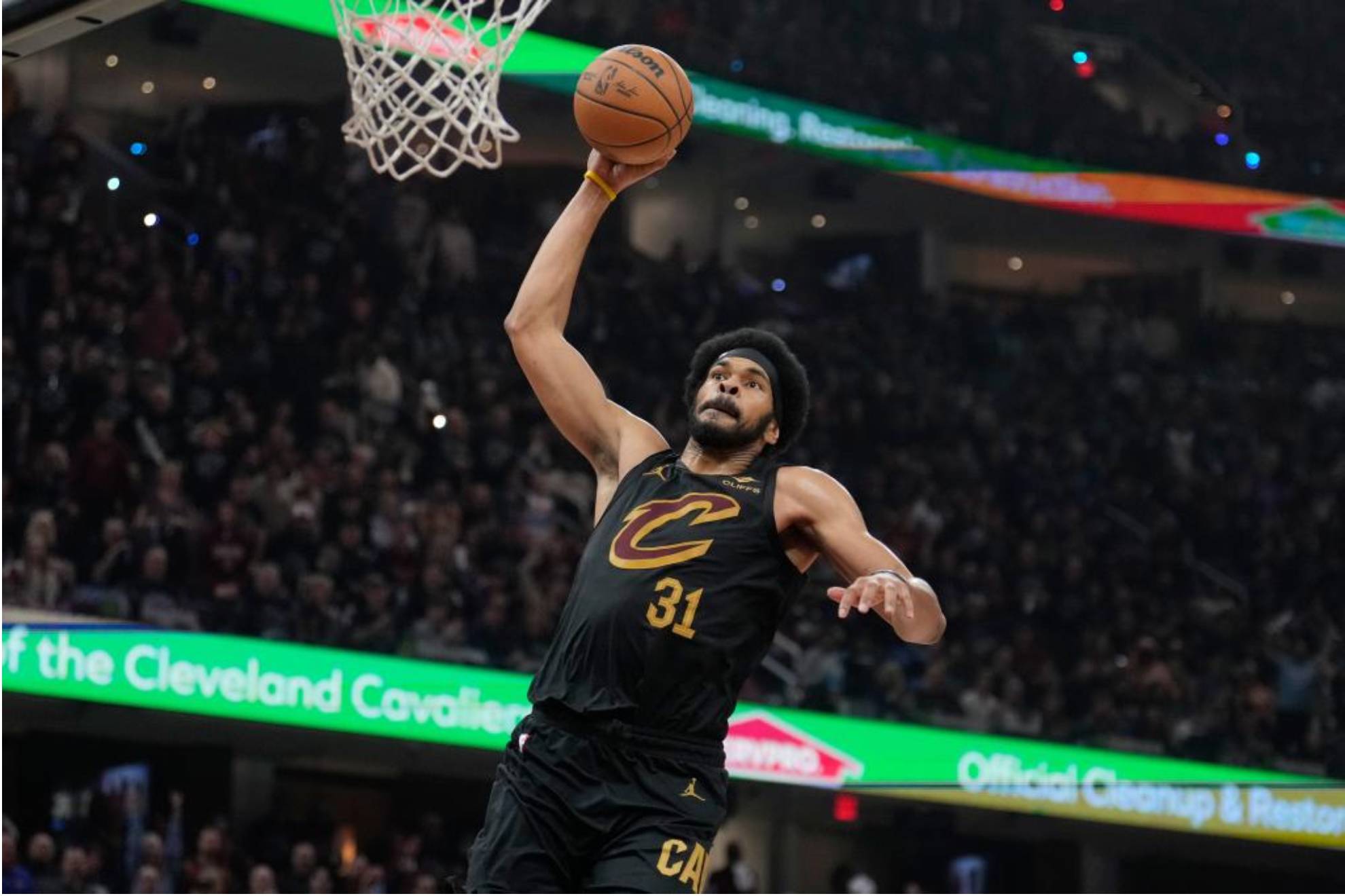 Jarrett Allen se dispone a hacer un mate en el séptimo partido ante los Raptors.