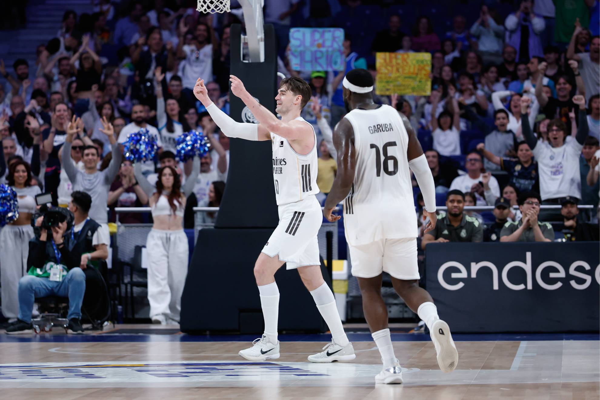 Mario Hezonja hace el gesto del dinero después de anotar un triple lejano ante el UCAM Murcia.