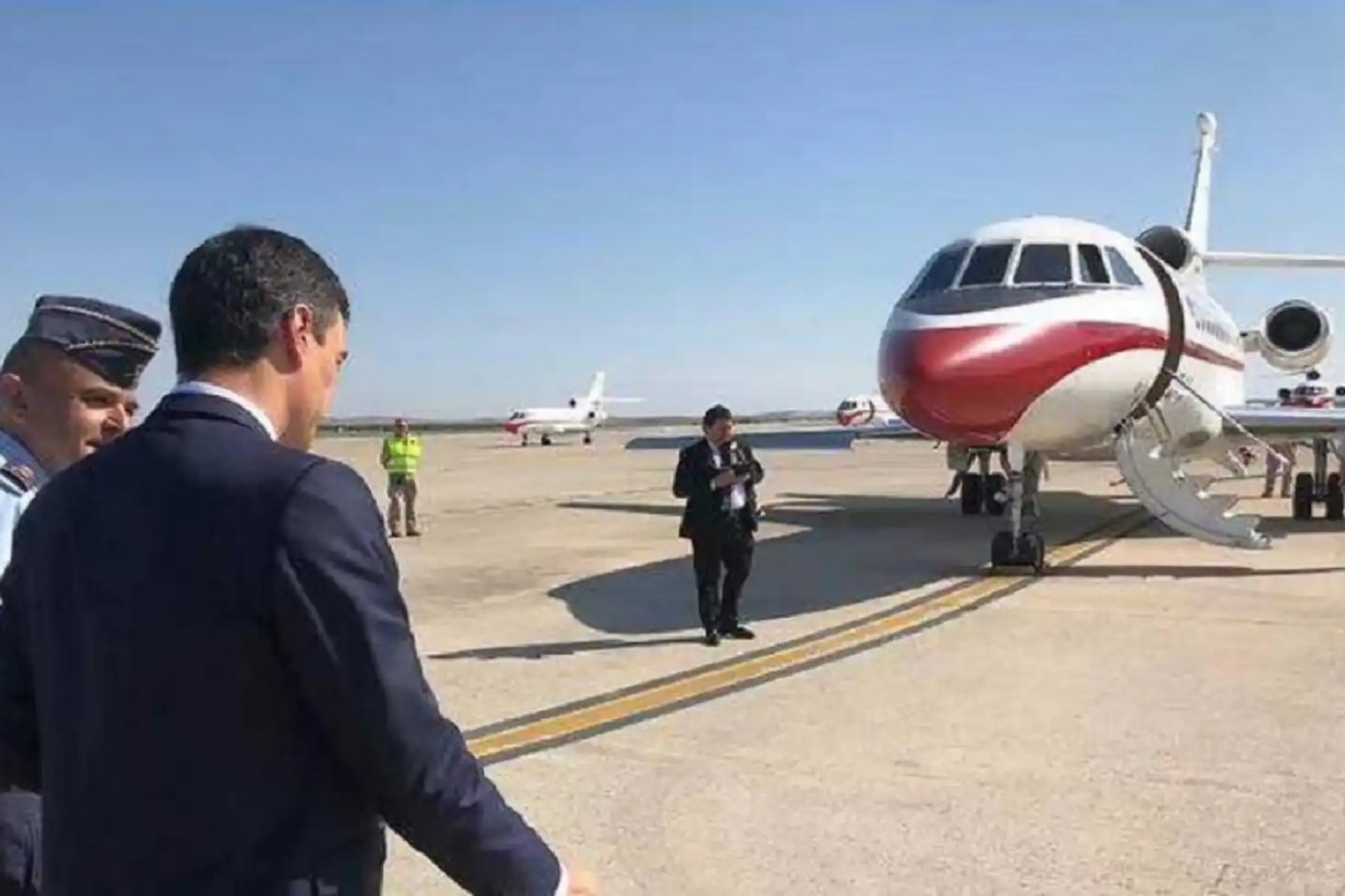 Pedro Sánchez antes de subirse a un avión.