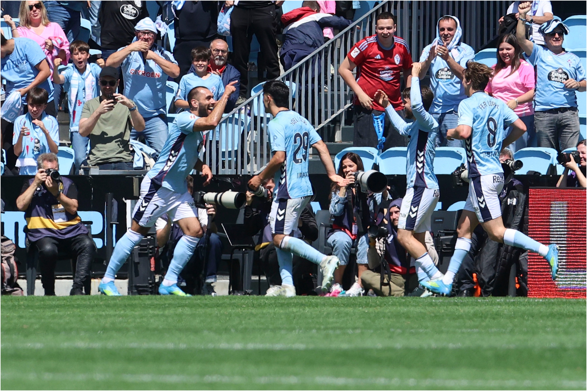 Los jugadores del Celta celebran un gol al Elche.