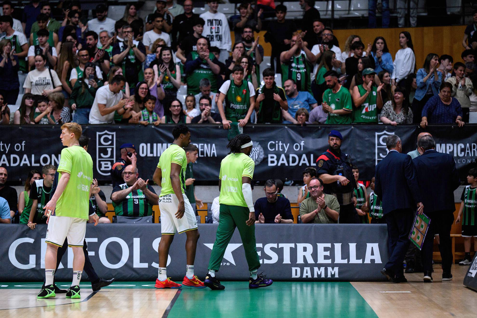 Los jugadores del Unicaja, durante el parón en su partido ante el Joventut en el Olímpico. ACB PHOTO