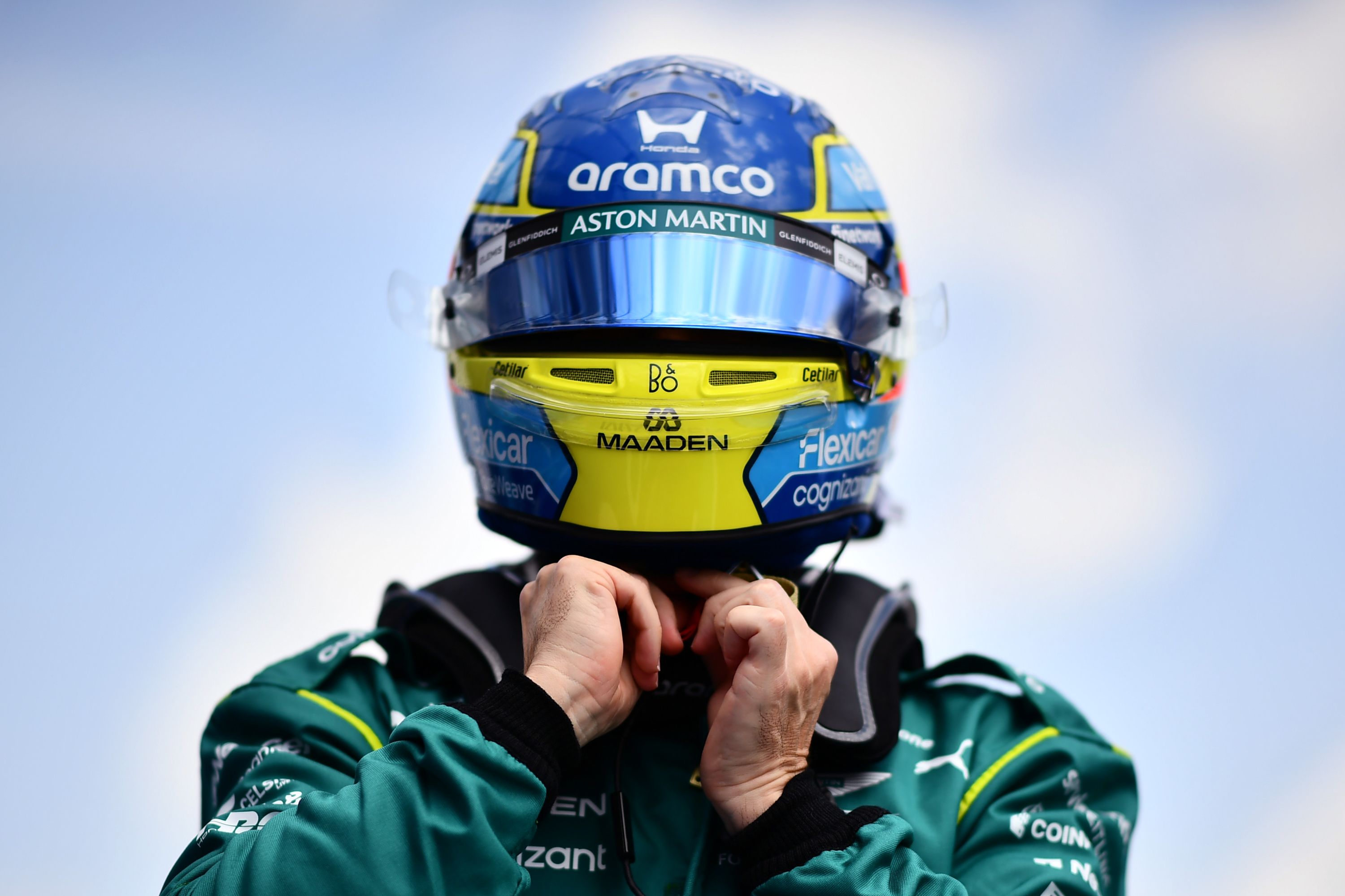 Alonso se pone el casco.
