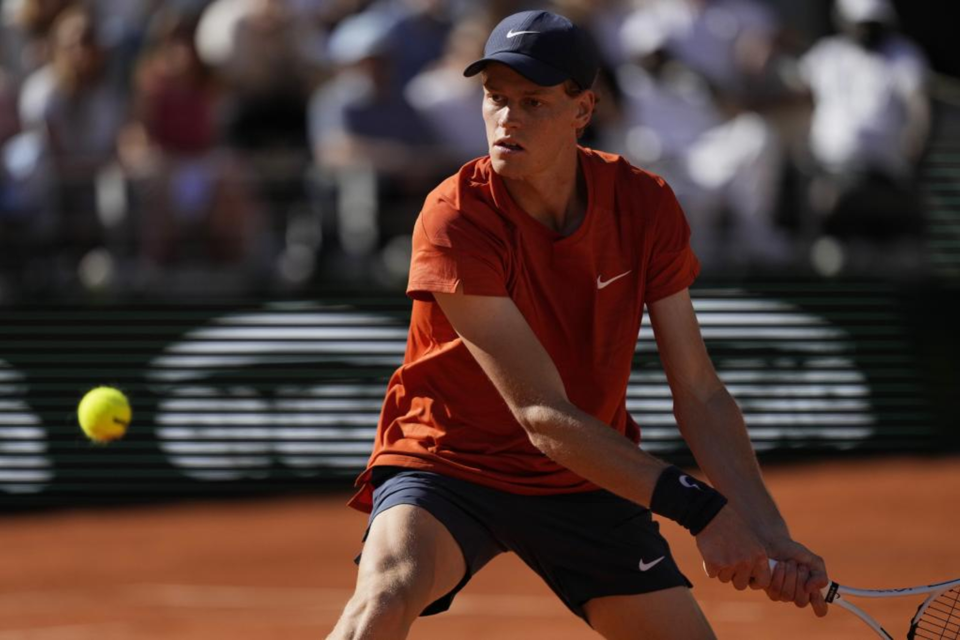Sinner, en un partido de Roland Garros de 2025.