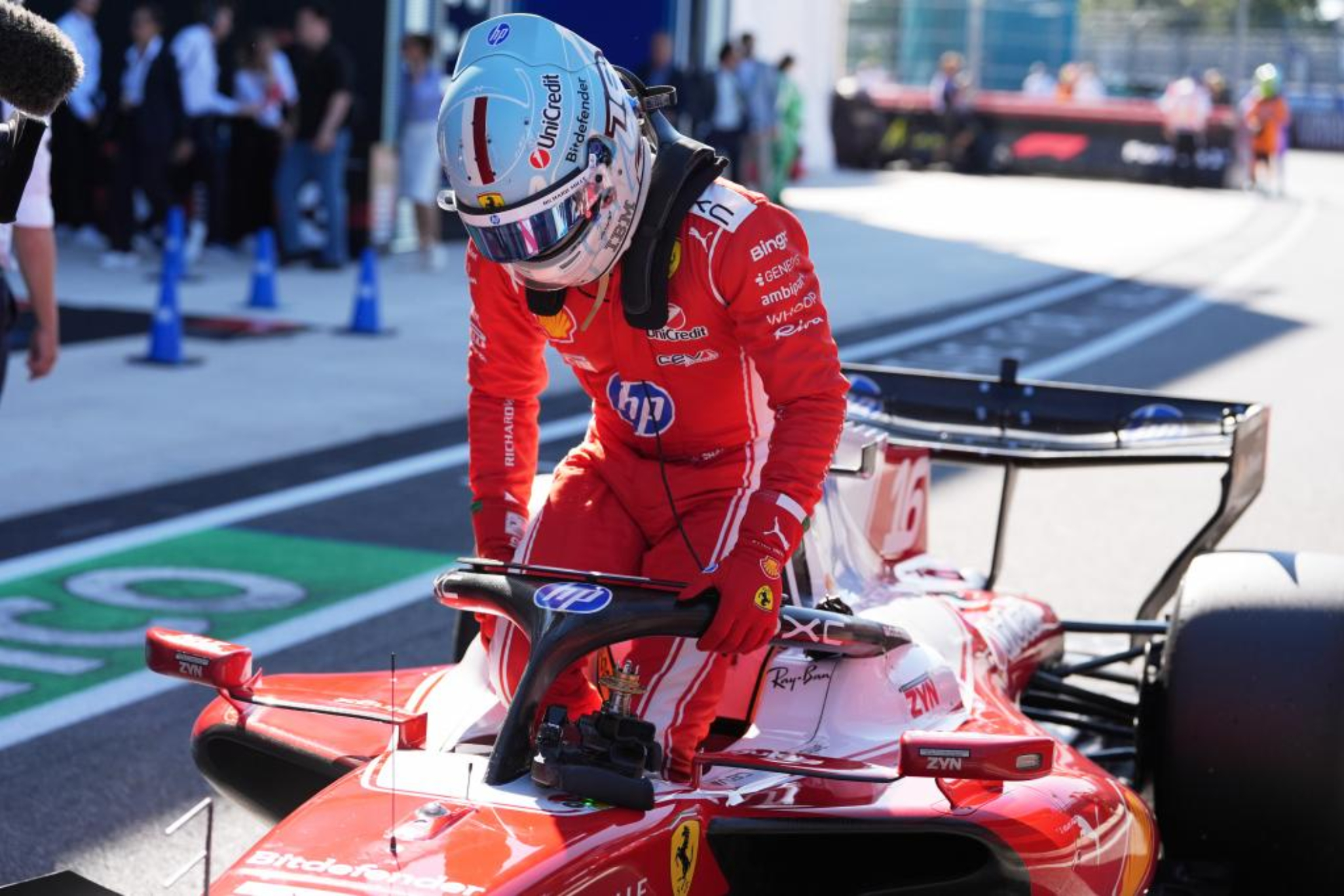 Leclerc se baja del Ferrari en Miami.