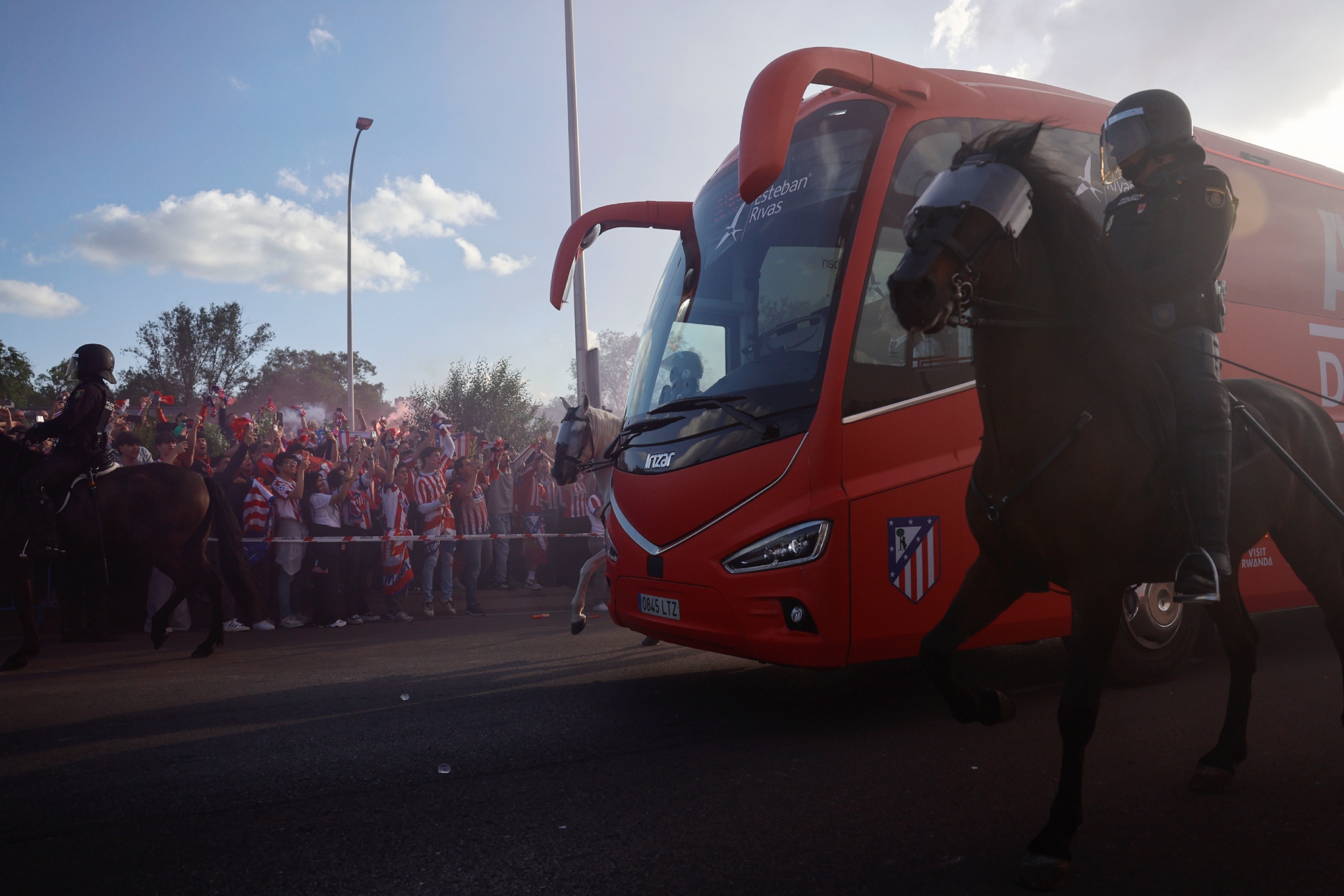 Llegada del autobús del Atlético al Metropolitano frente al Arsenal.